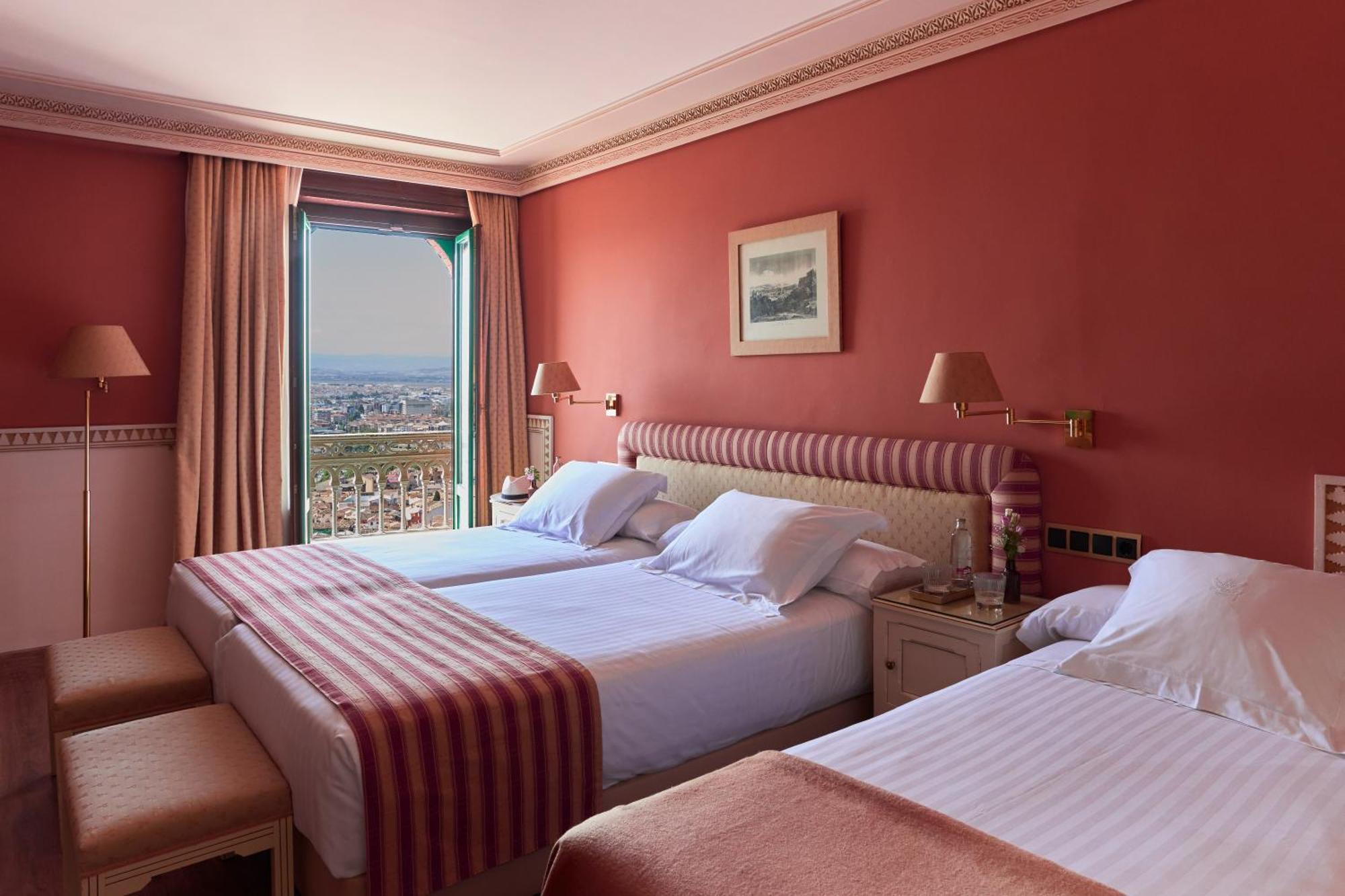 Classic Twin Room One Extra Single Bed City View Non-Smoking