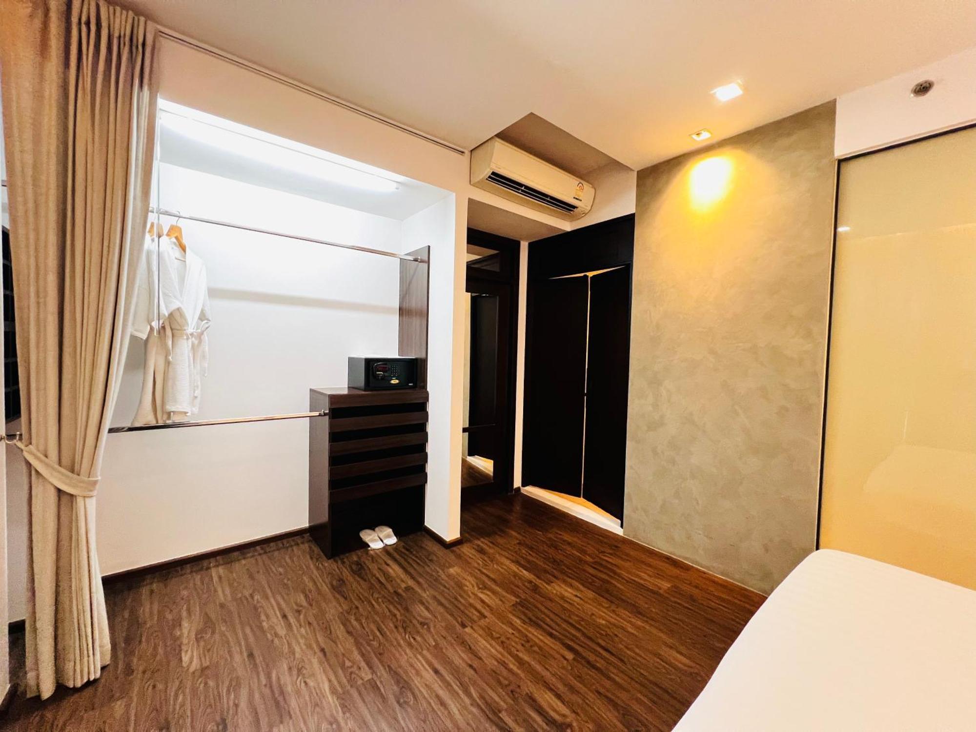 Deluxe King Room