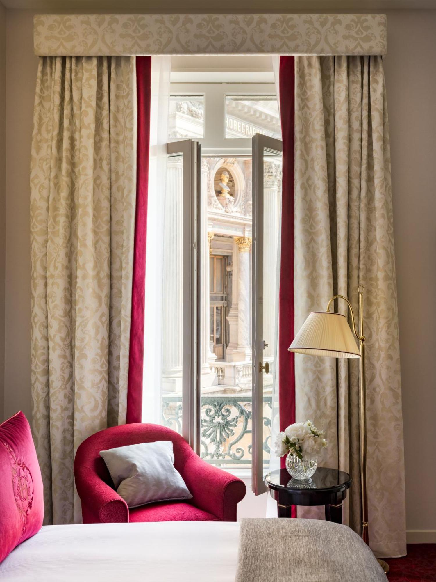 Classic Tweepersoonskamer met 2 Aparte Bedden, Balkon en Uitzicht op de Opéra national de Paris.