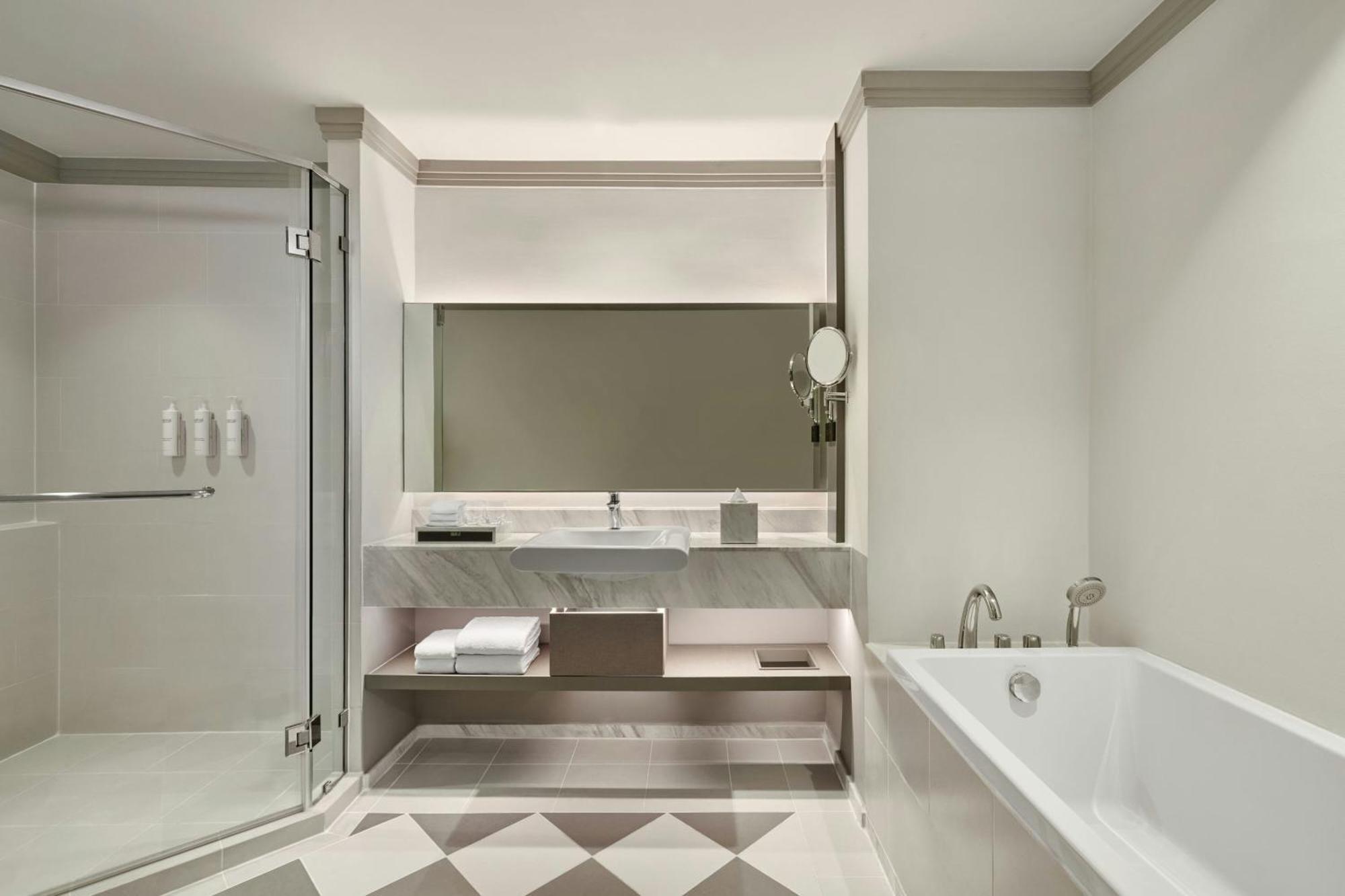 King Studio Suite Bathtub " Club Benefits"