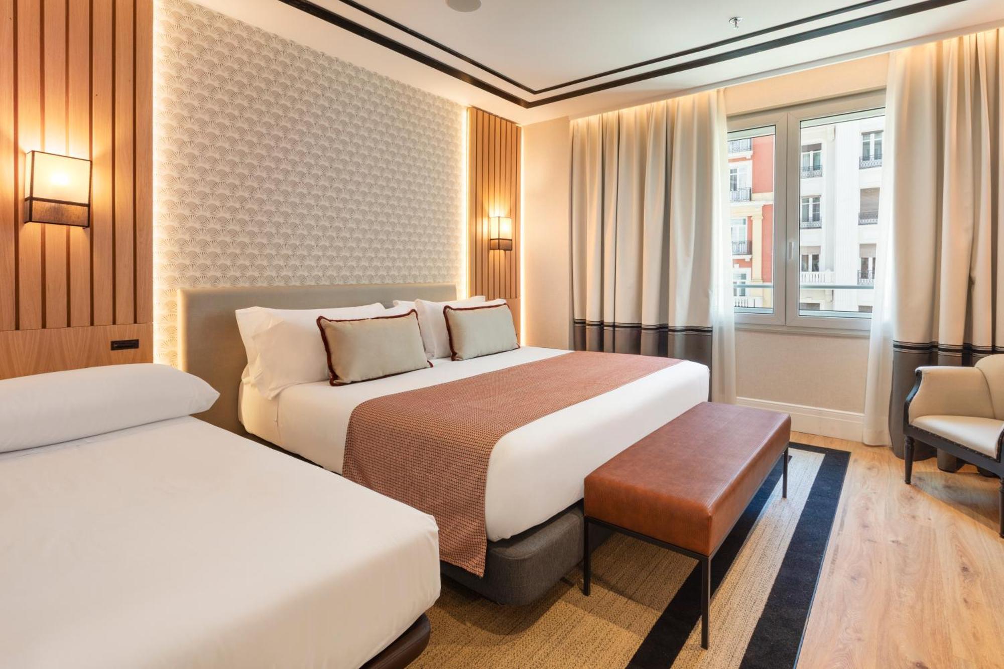 Superior Triple Room Gran Via Street View