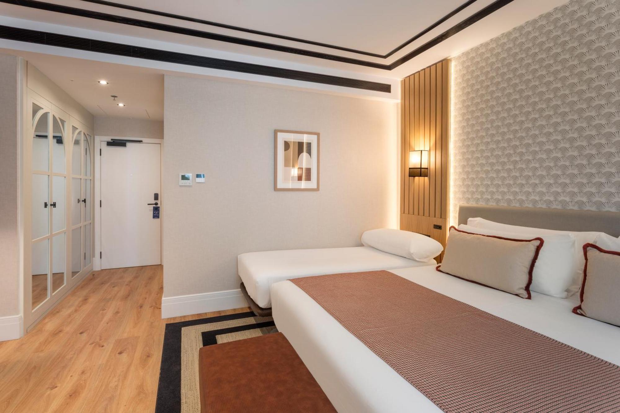Superior Triple Room Gran Via Street View