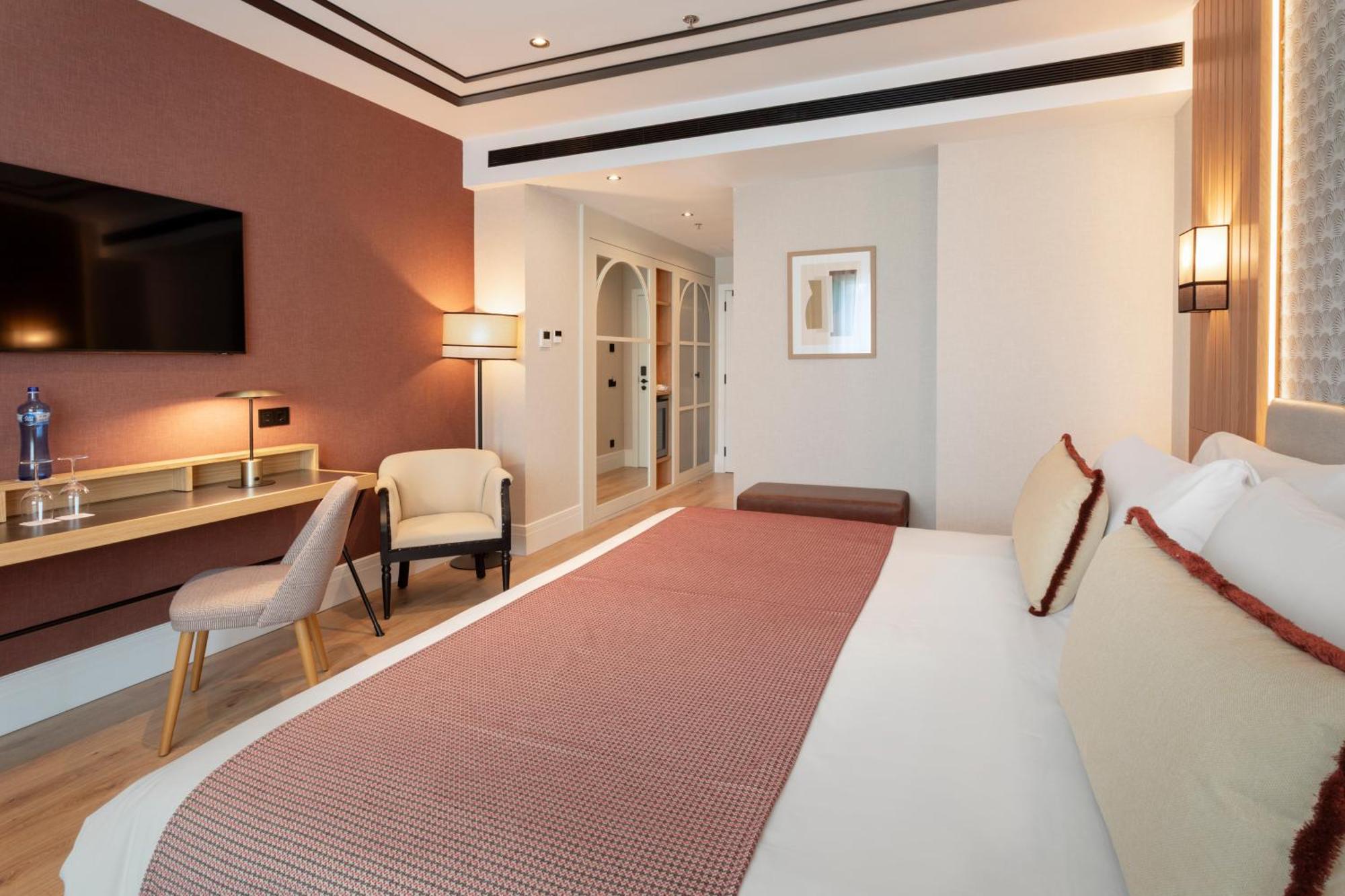 Superior Double or Twin Room Gran Via Street View
