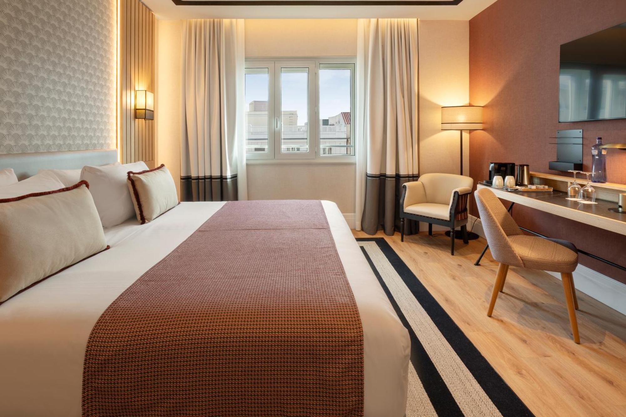 Superior Double or Twin Room Gran Via Street View