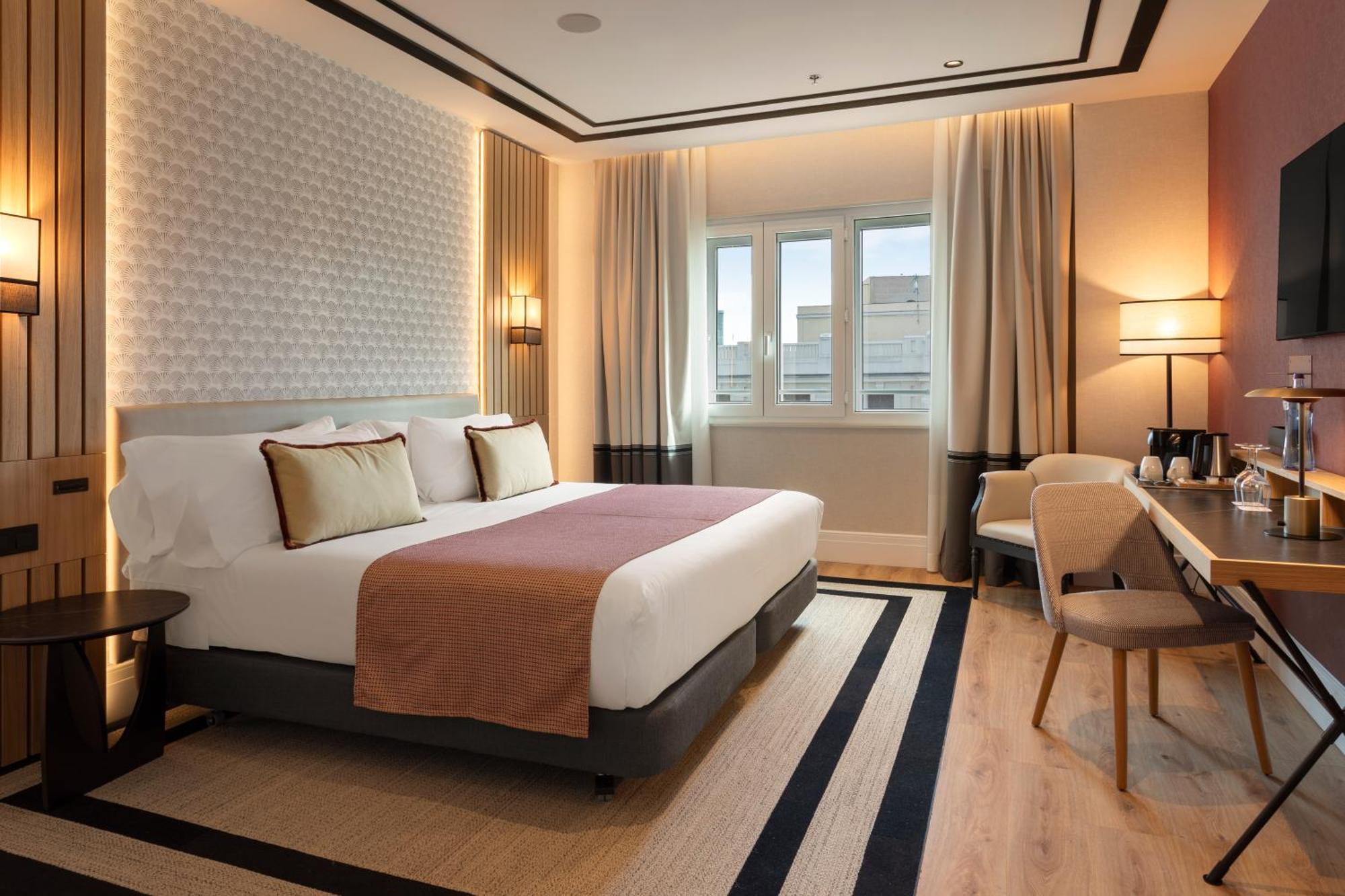 Superior Double or Twin Room Gran Via Street View