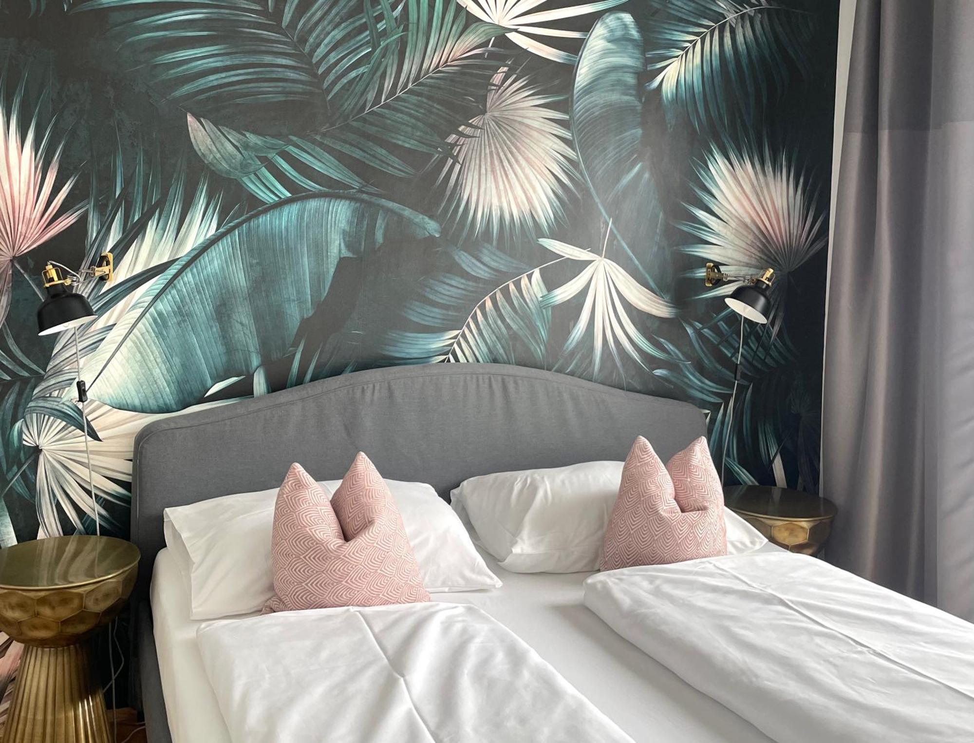 Deluxe One-Bedroom Apartment
