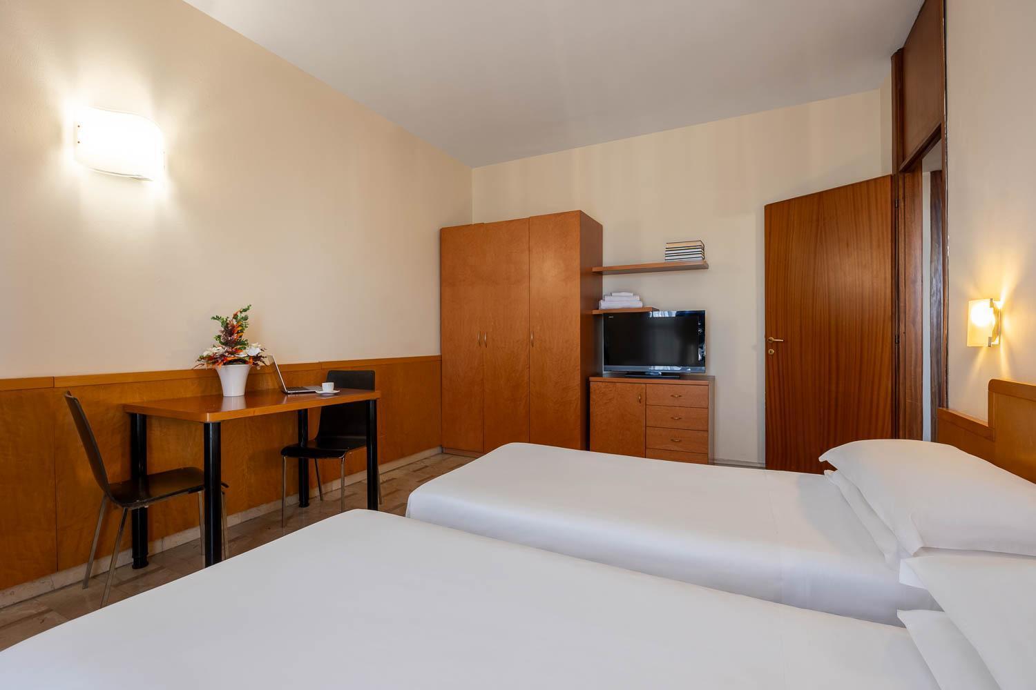 Tweepersoonskamer met 2 Aparte Bedden en Kitchenette