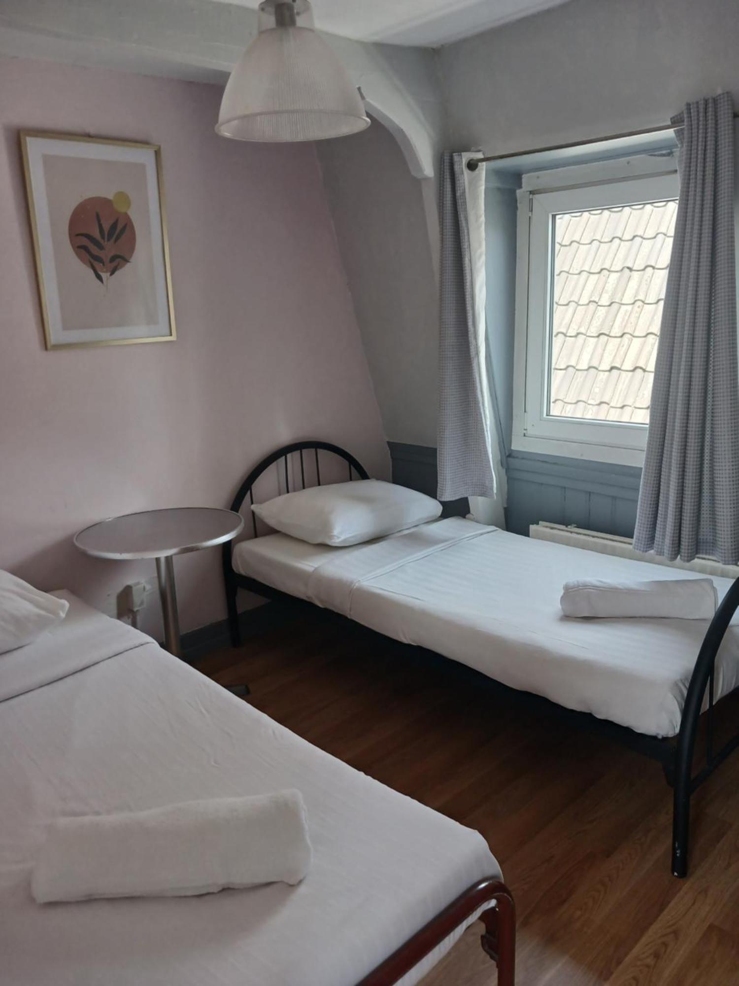 Tweepersoonskamer met 2 Aparte Bedden en Gedeelde Badkamer