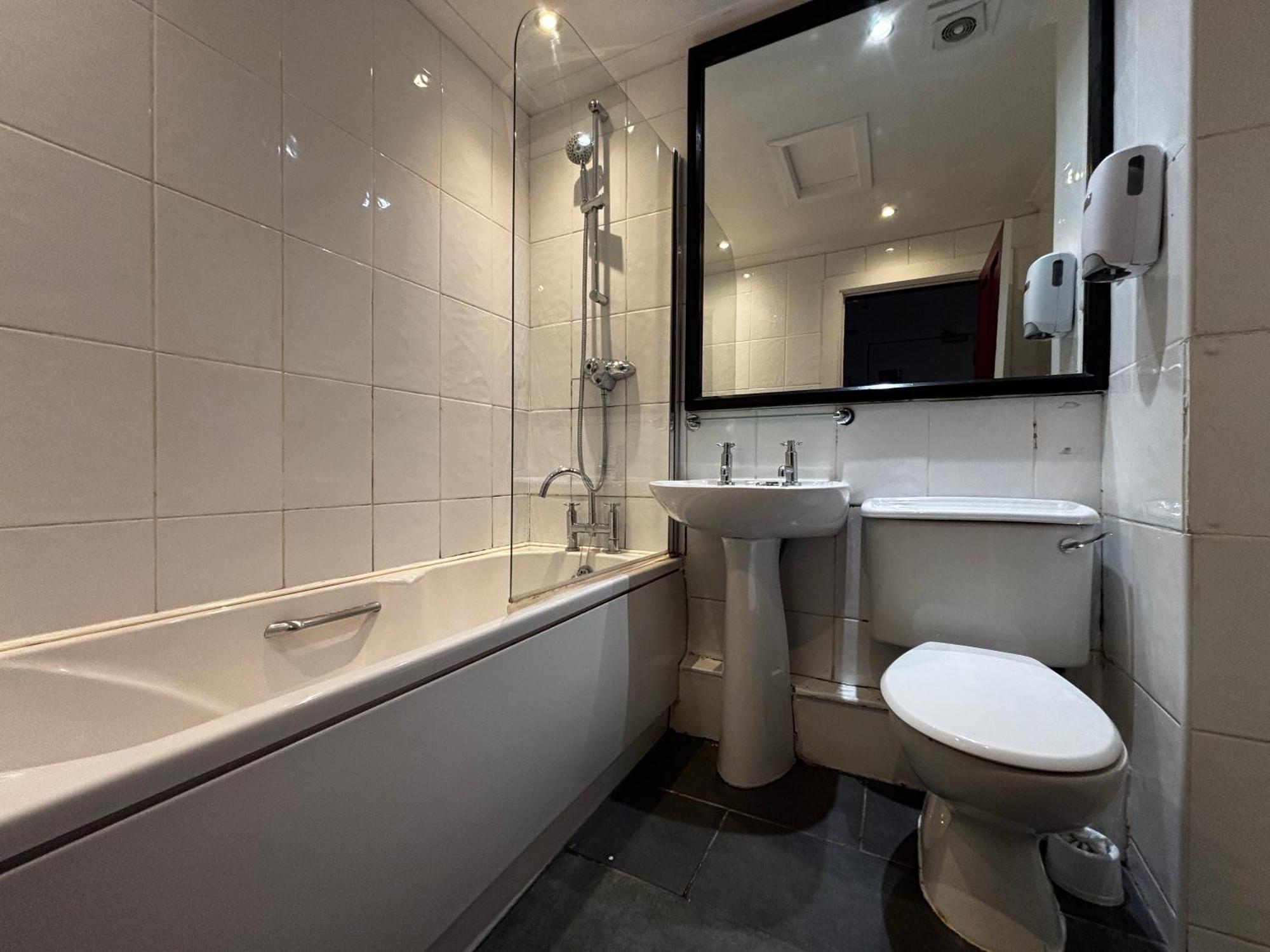 8 Bed Private Room Ensuite