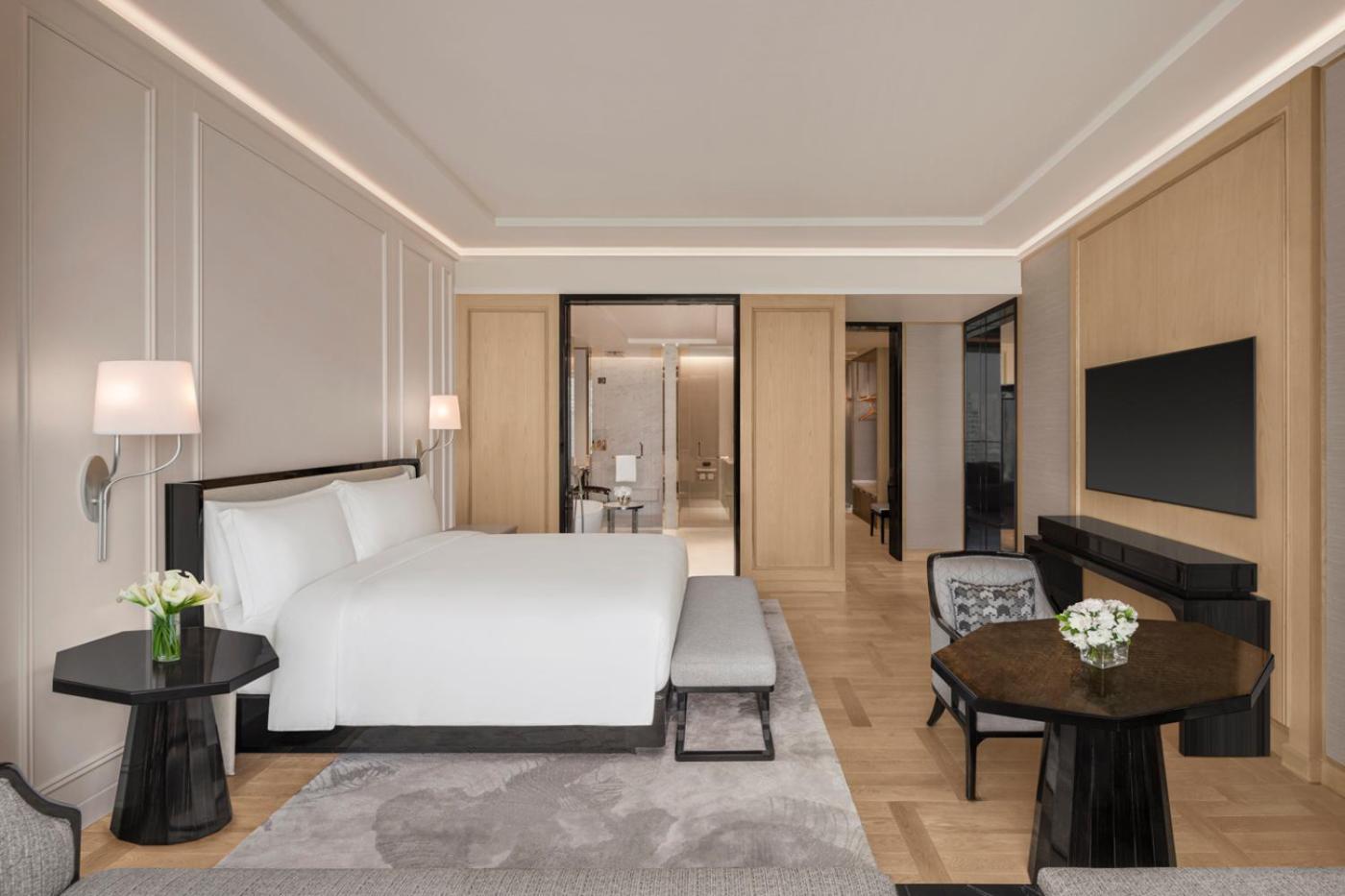 Gardenia King Suite Club Lounge Access