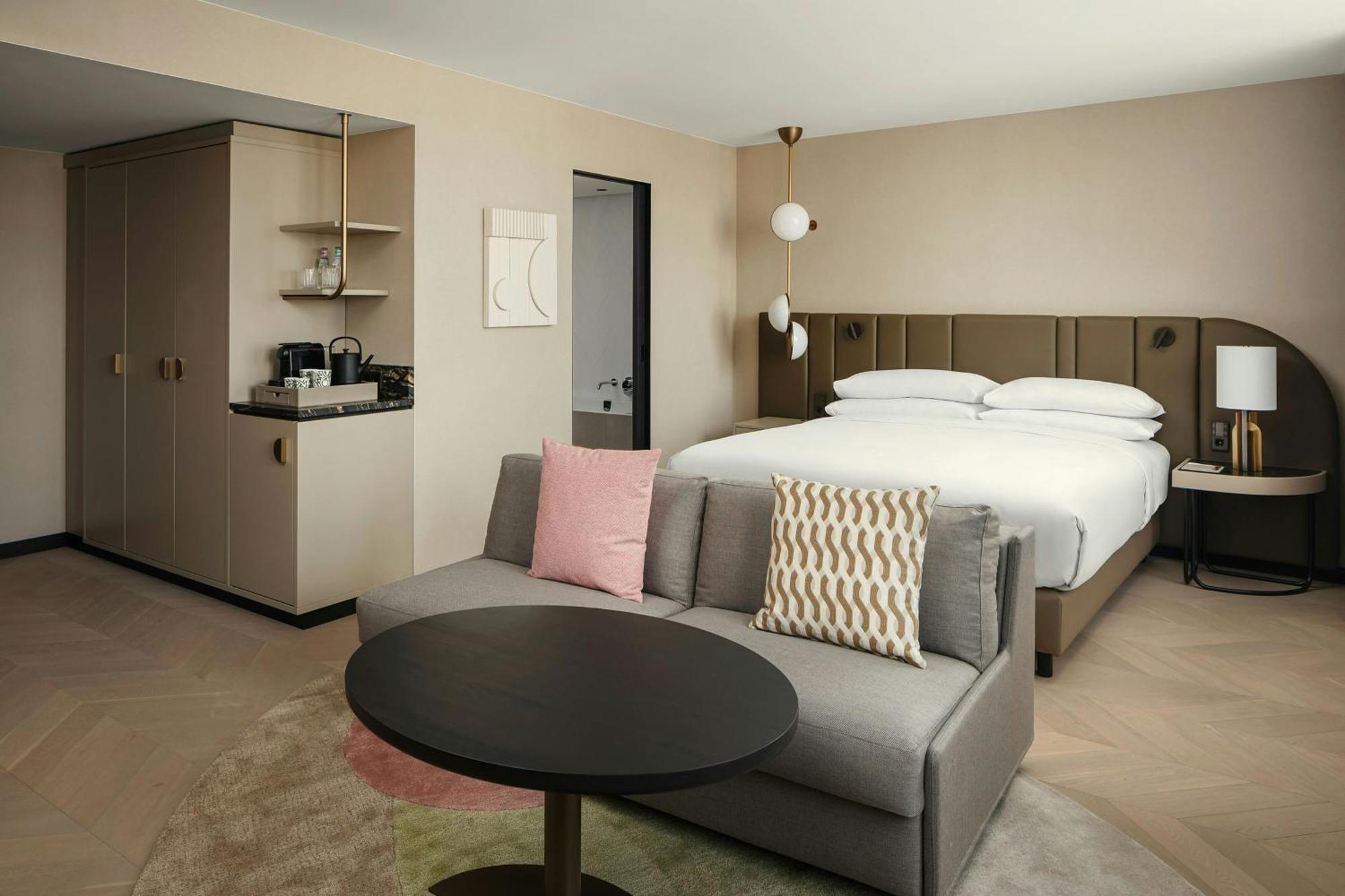 Family Junior Suite M Club Lounge Access