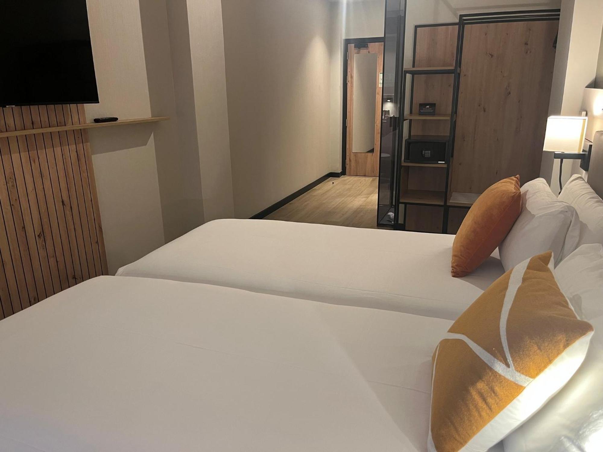 Standard Twin Room Two Twin Beds