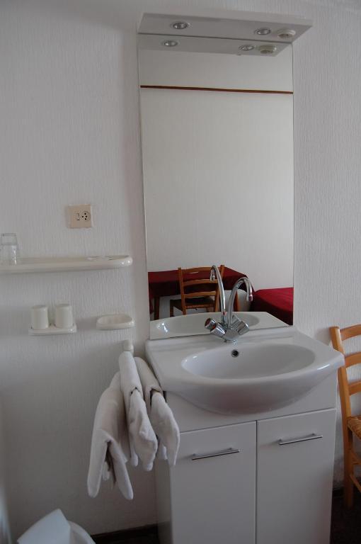 Tweepersoonskamer met 2 Aparte Bedden en Gedeelde Badkamer