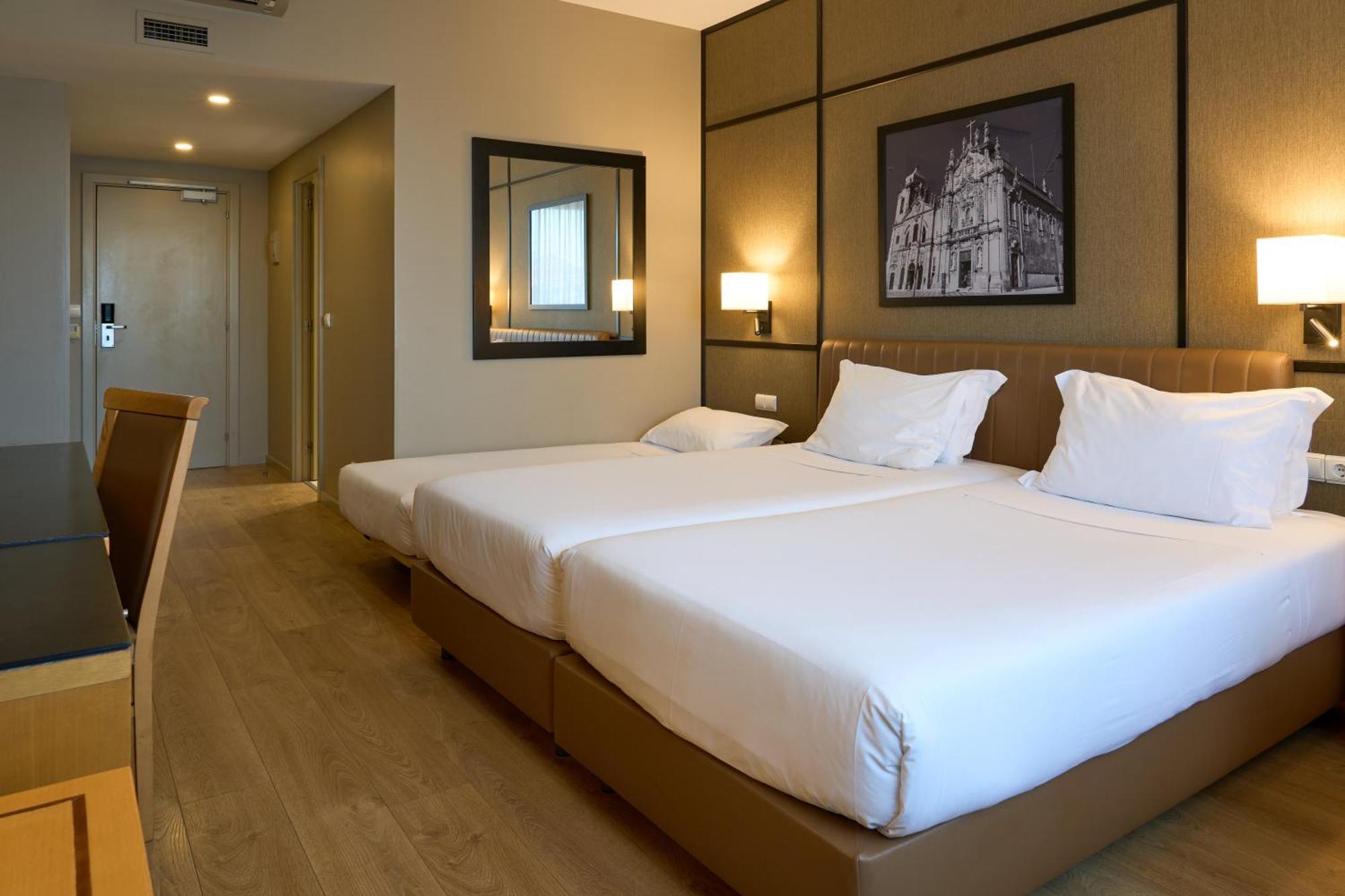 Standaard Tweepersoonskamer met 2 Aparte Bedden en Extra Bed