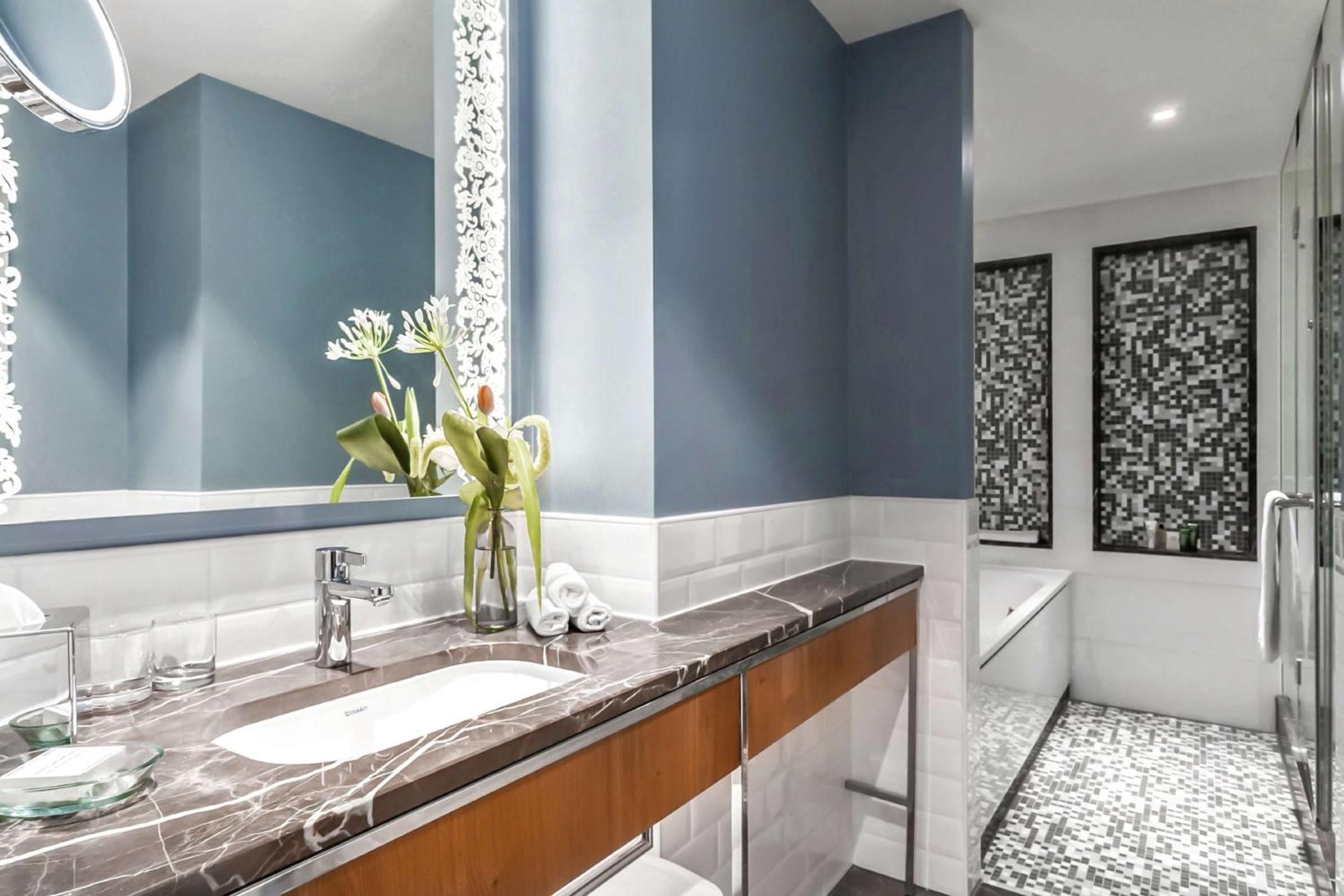Junior King Suite Lounge Access
