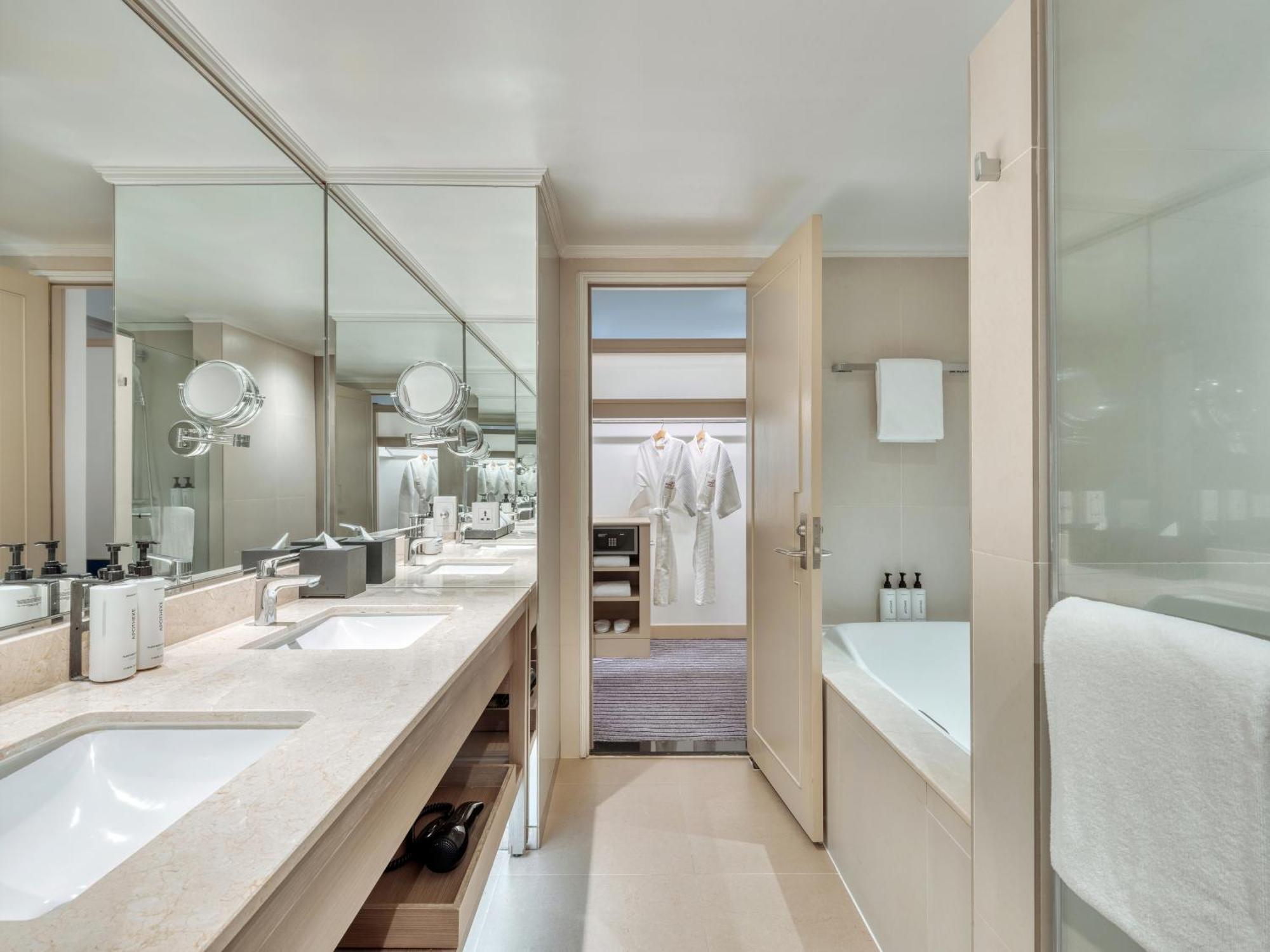 Premium King Room Kitchenette