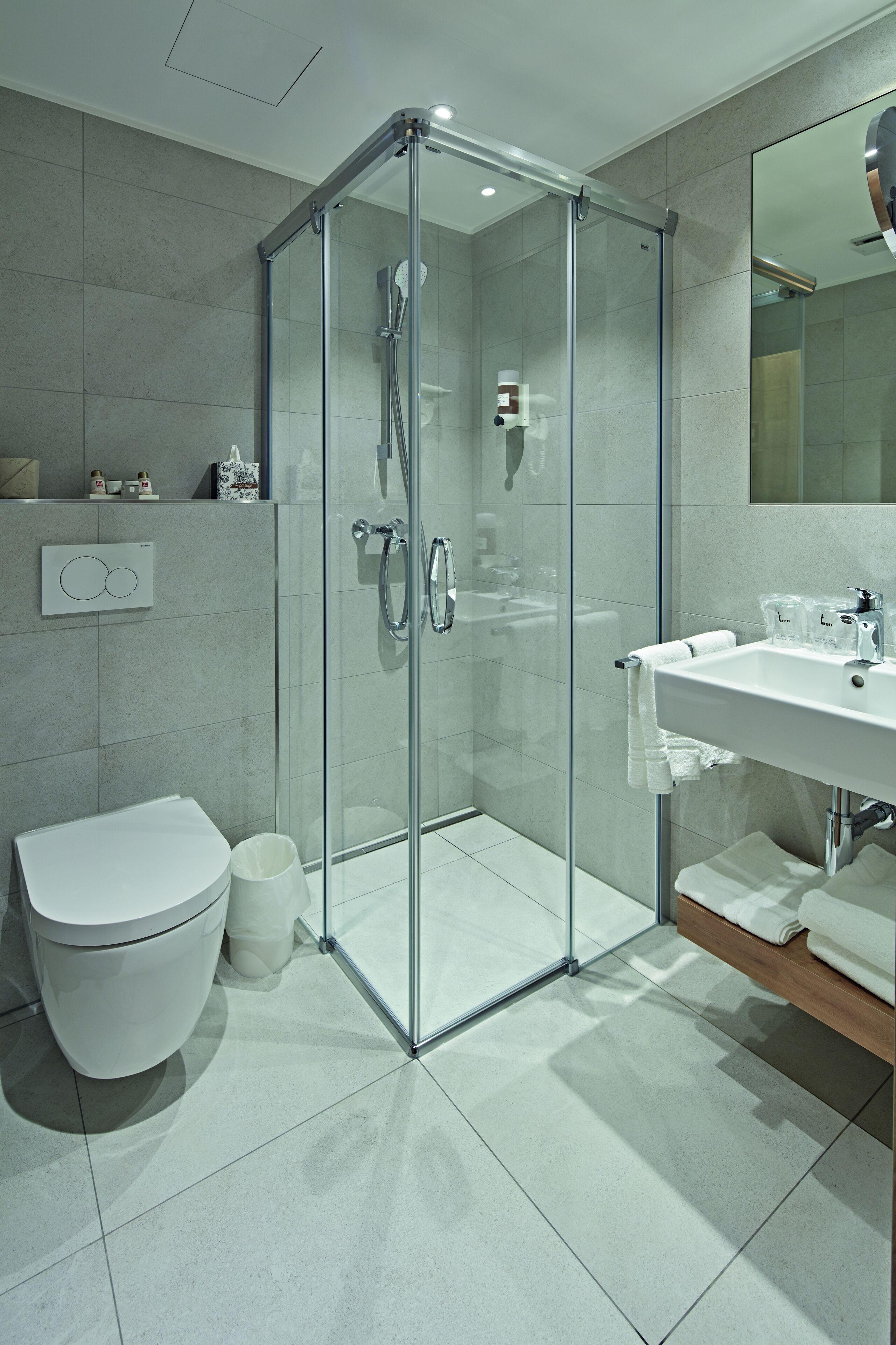 Comfort Triple Room Shower