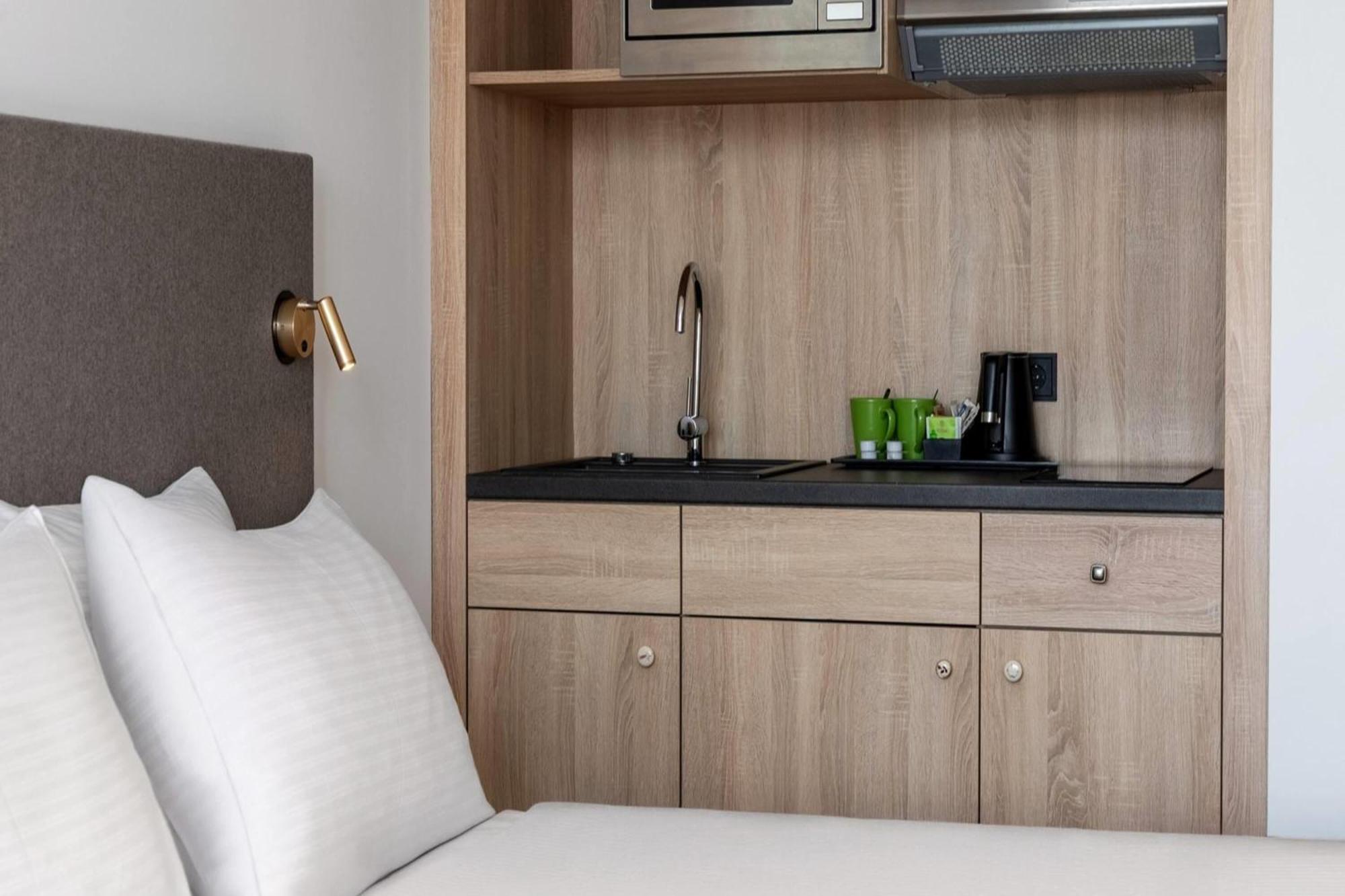 Deluxe Tweepersoonskamer met 2 Aparte Bedden - Kitchenette - Balkon - Rookvrij