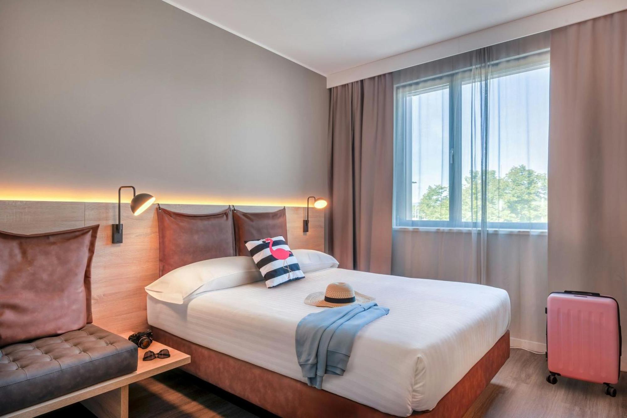 Sleeper Plus Queen Room with City View
