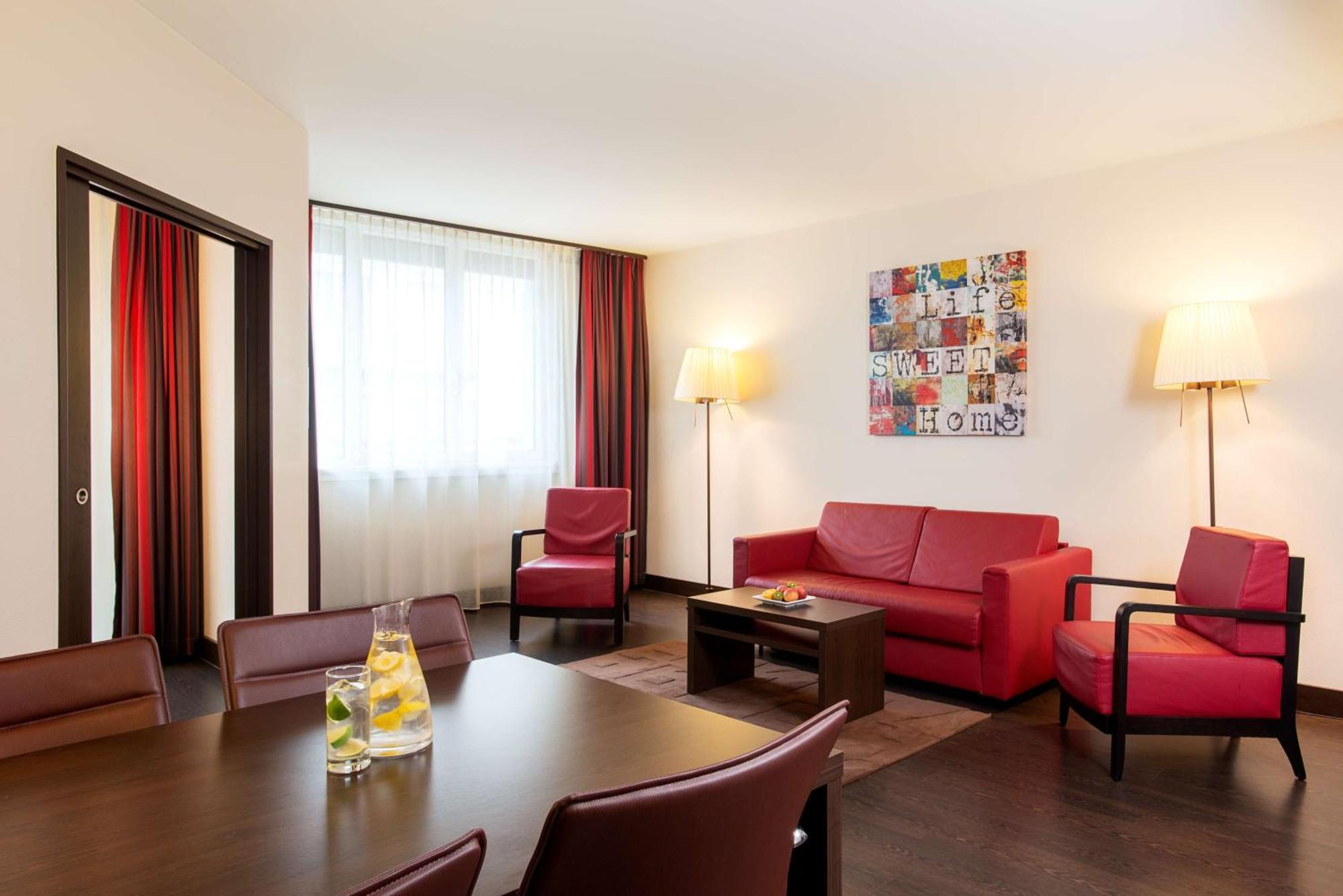 Aangrenzende Familiekamer met Extra Bed (2 Volwassenen + 3 Kinderen)