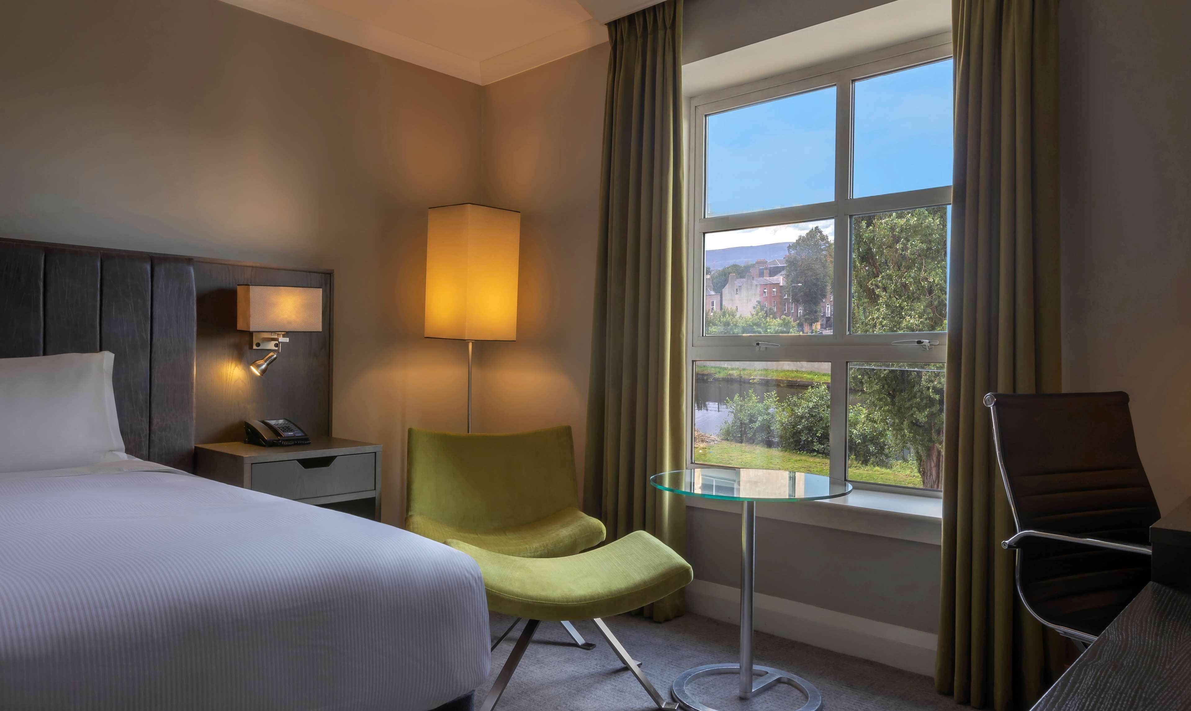 Standaard Kamer met Queensize Bed en Uitzicht op de Gracht