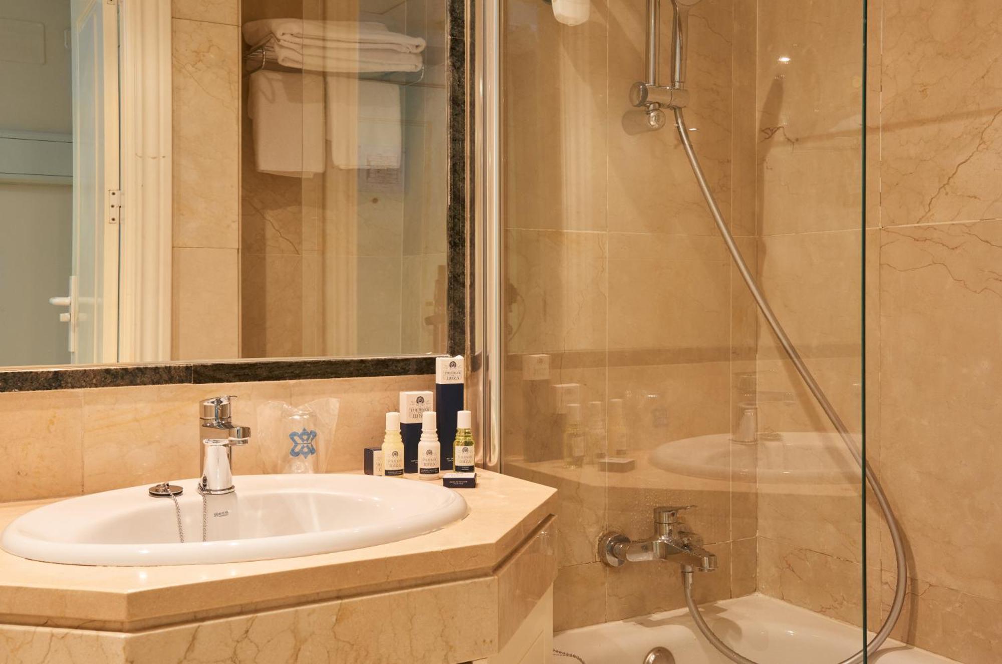 Superior One-Bedroom Apartment