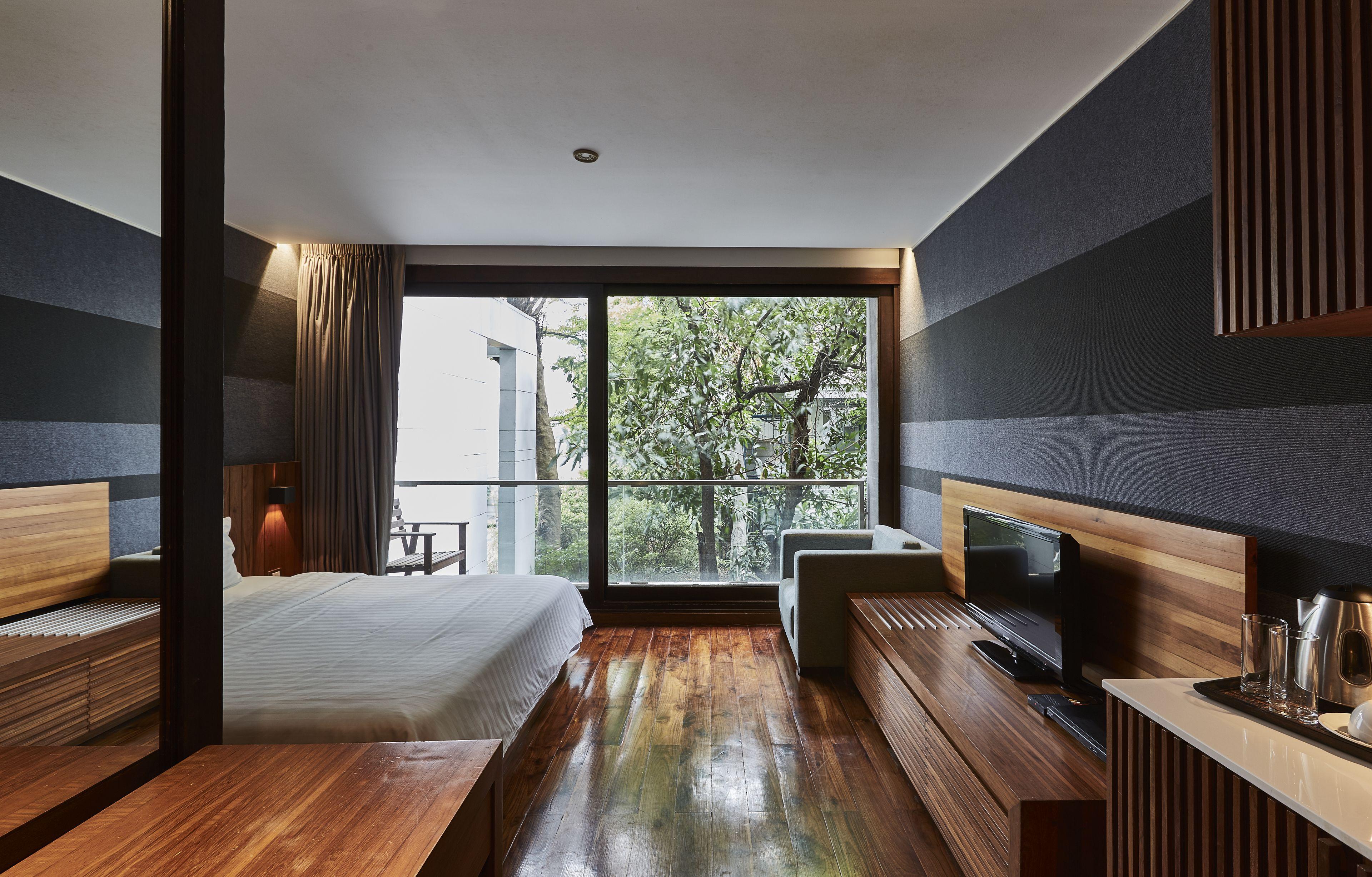 Studio King Bed