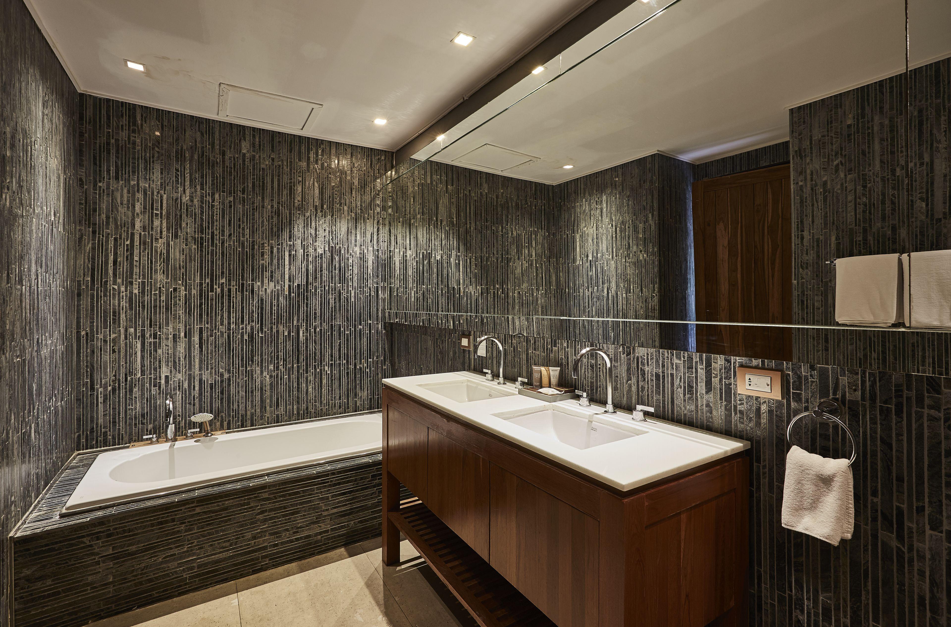 Suite L