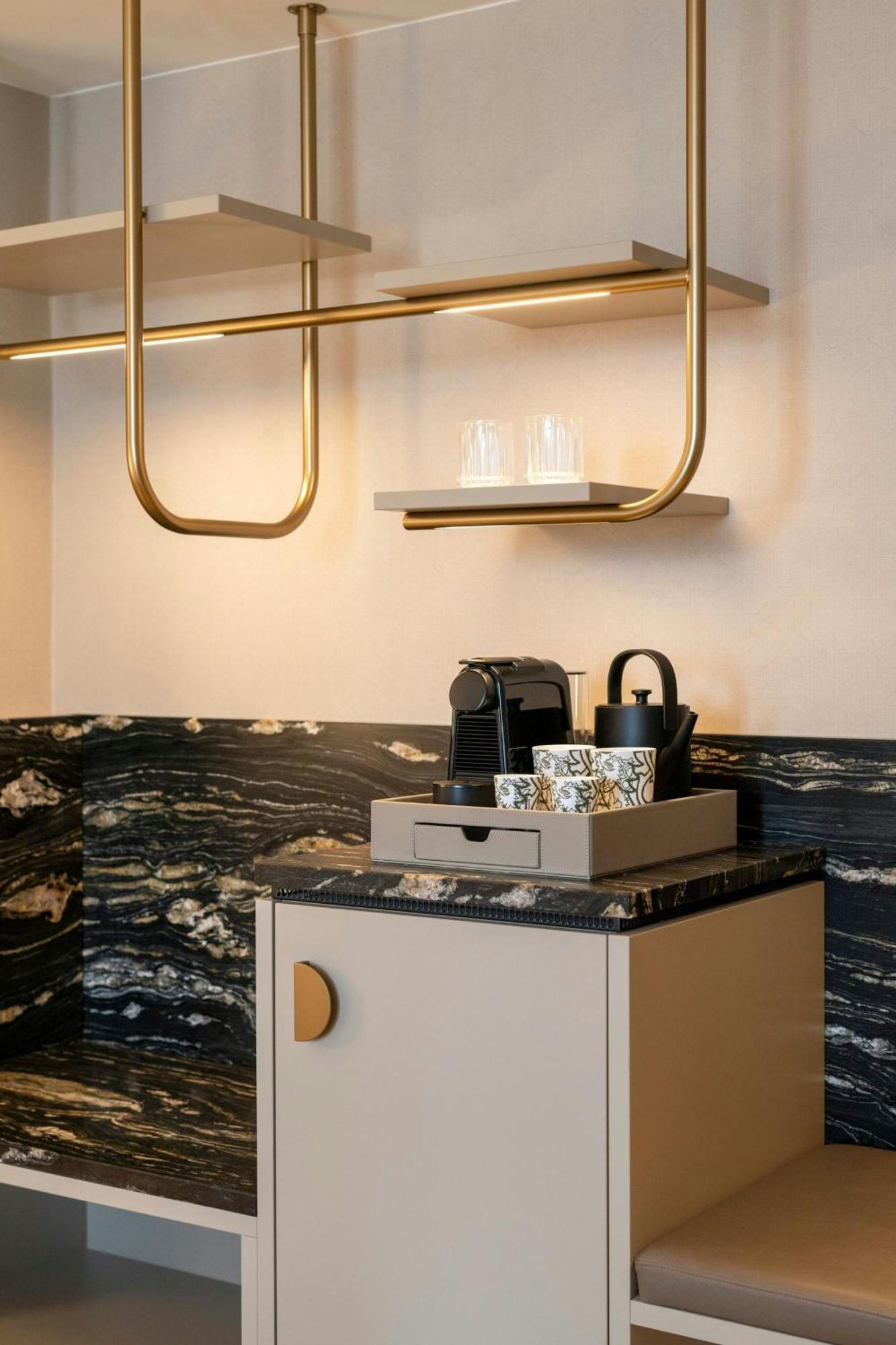 Junior Suite M Club Lounge Access