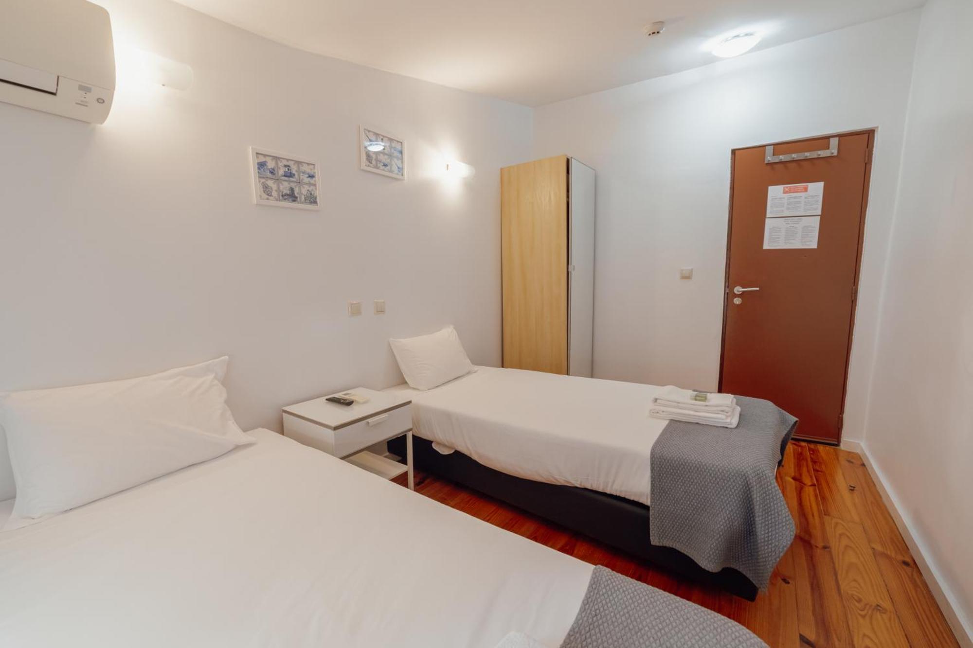 Tweepersoonskamer met 2 Aparte Bedden en Eigen Externe Badkamer
