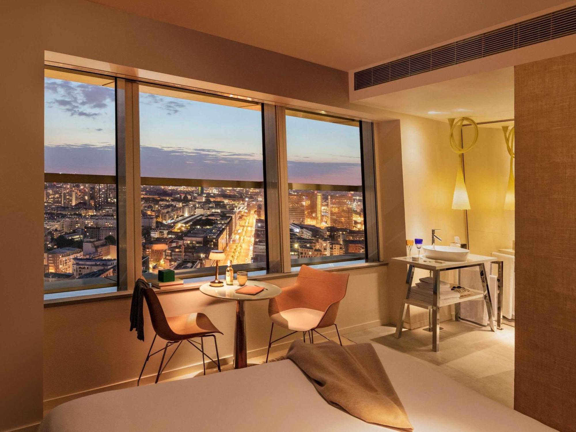 Junior Suite met Kingsize Bed en Panoramisch Uitzicht op de Stad en de Eiffeltoren