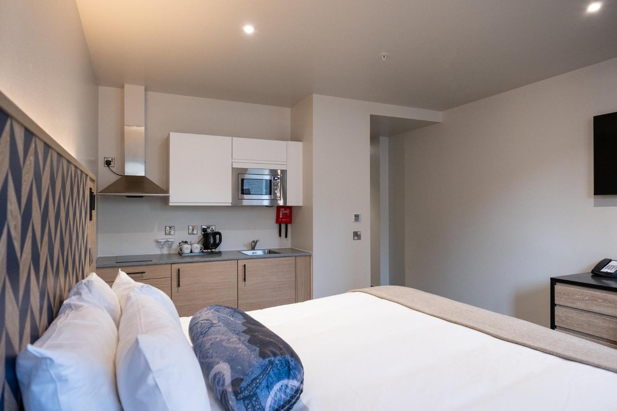 Studio 1 Super King Bed Kitchenette