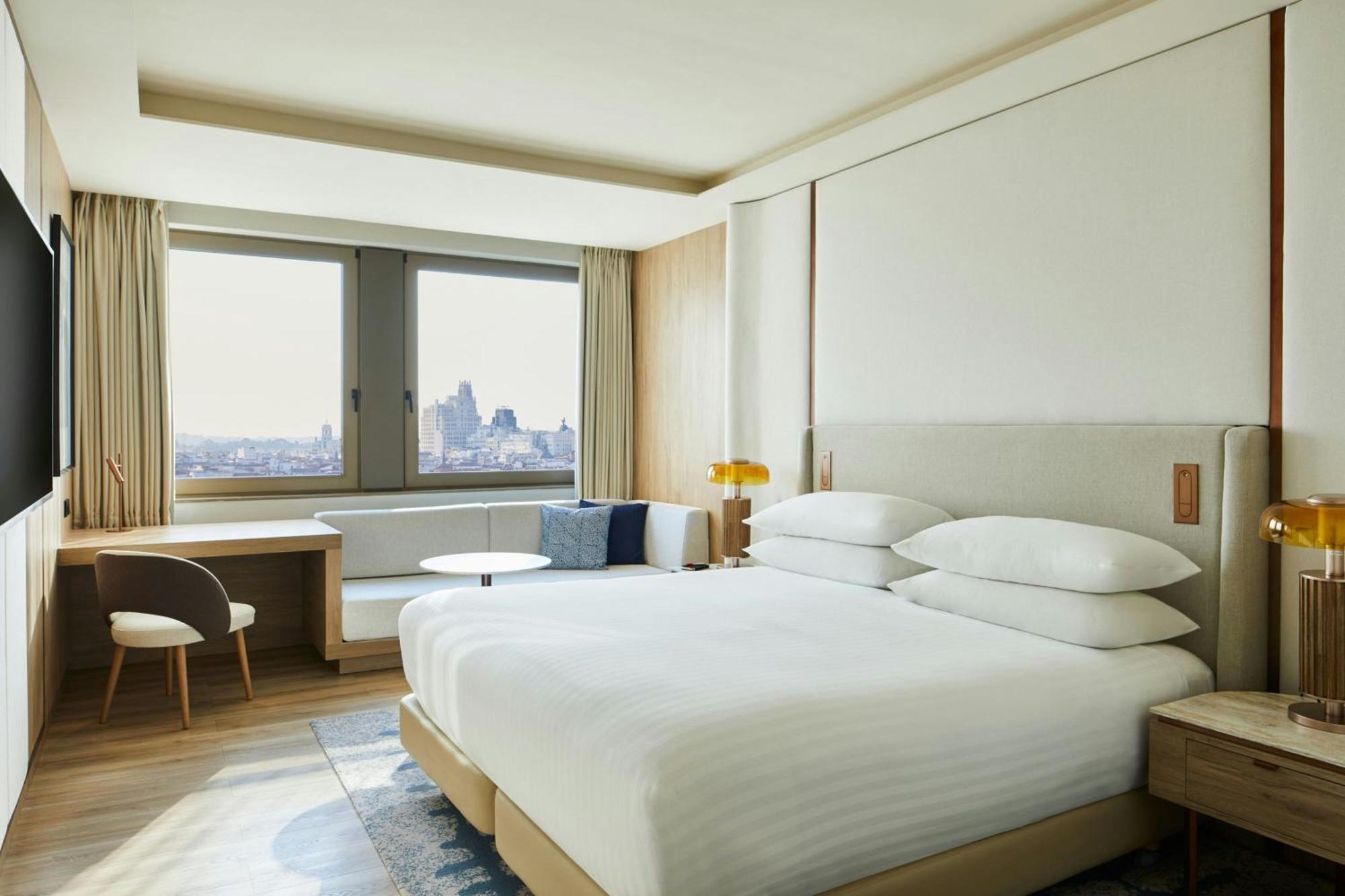 Panoramic Superior King Room City View