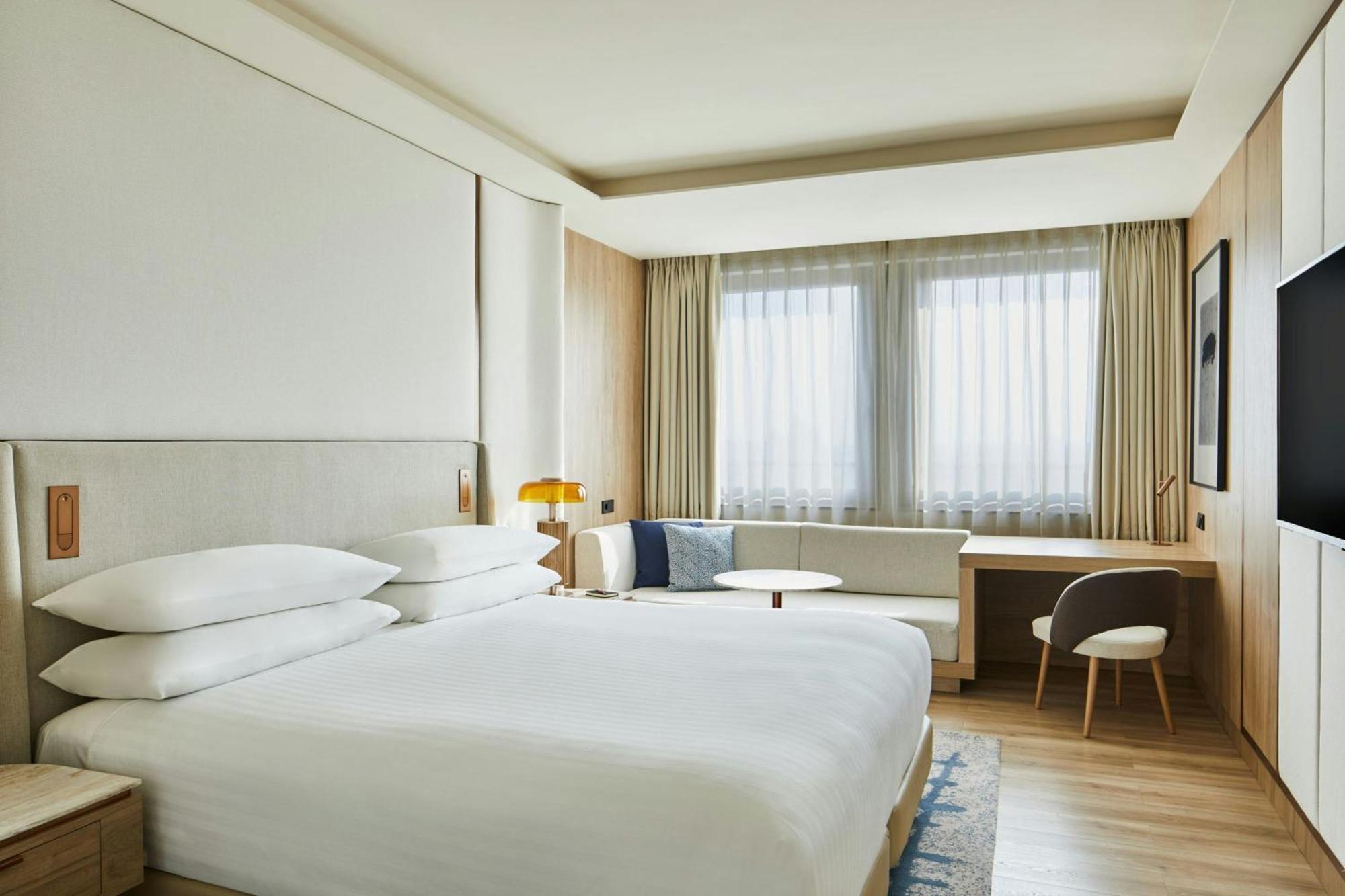 Superior King Room City View