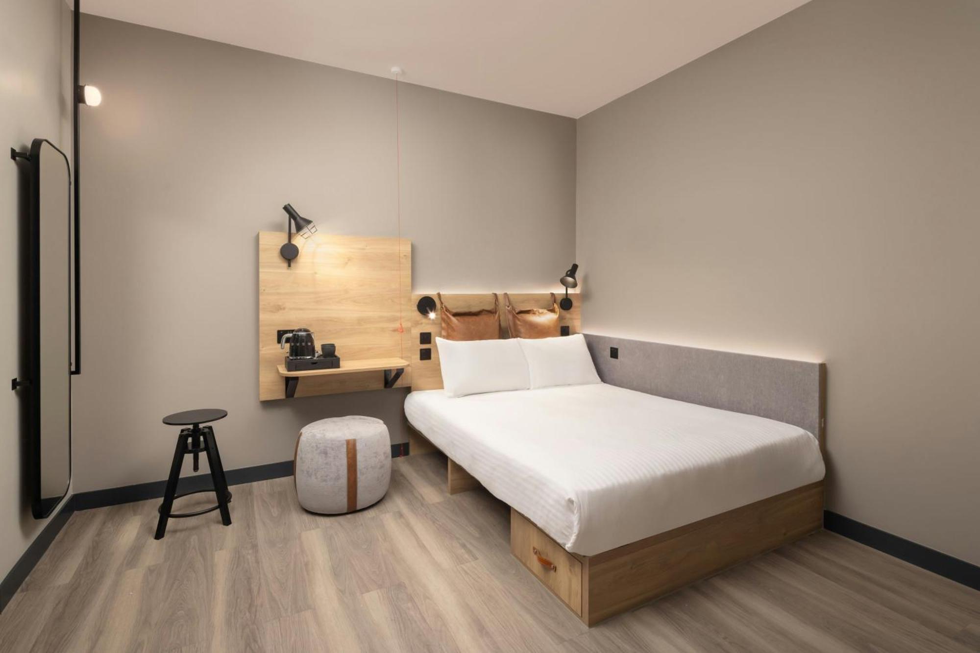 Moxy Hideaway Sleeper Kamer met queensize bed - Er is geen raam