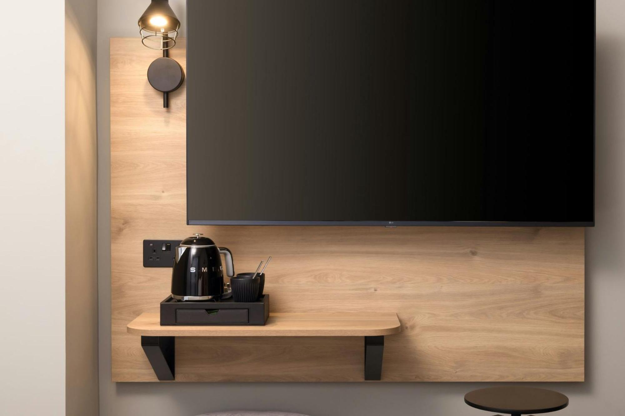 Moxy Showtime Sleeper Kamer met queensize bed en uitzicht op de stad