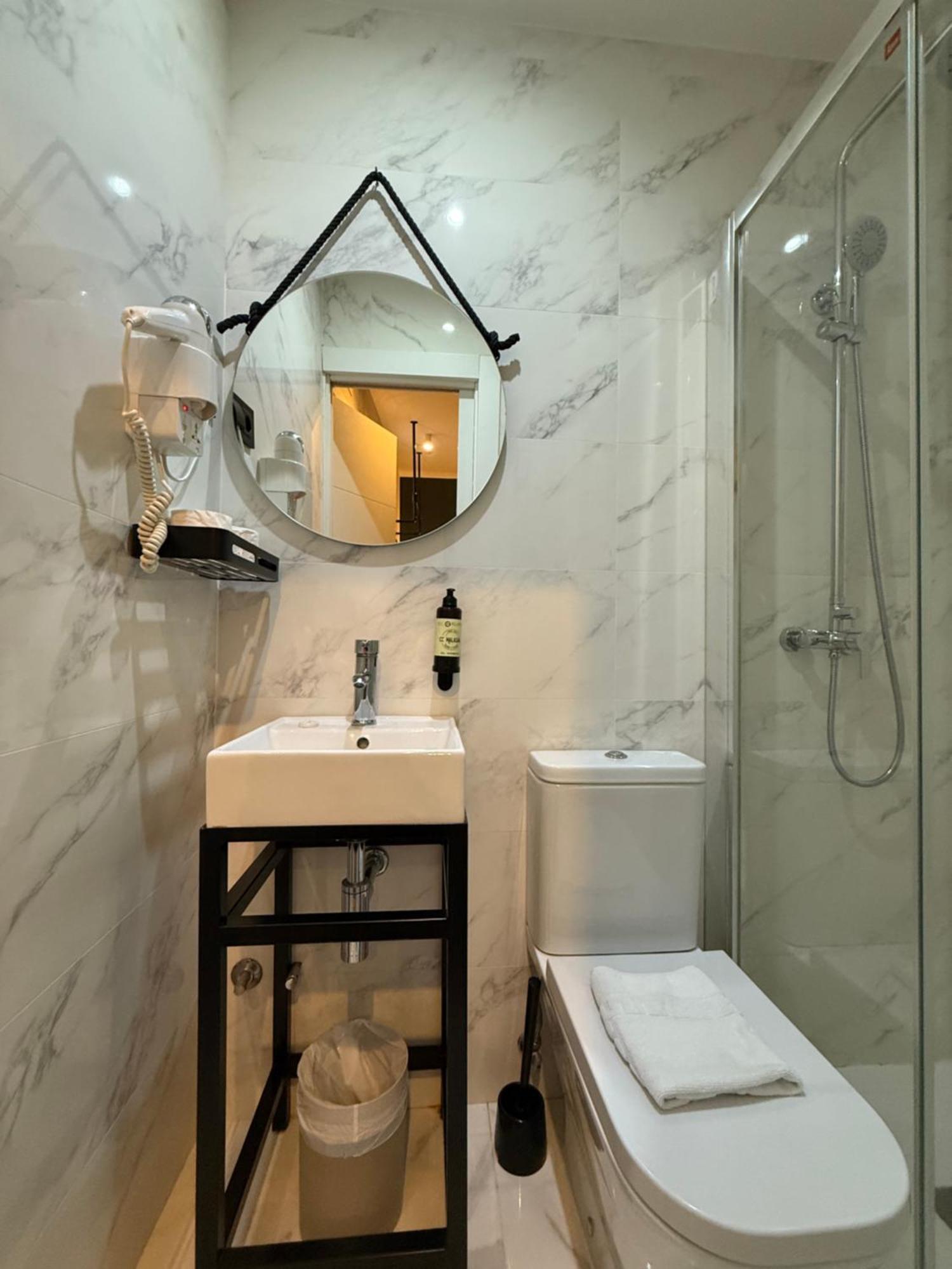 Small Economy Single Room Private Bathroom