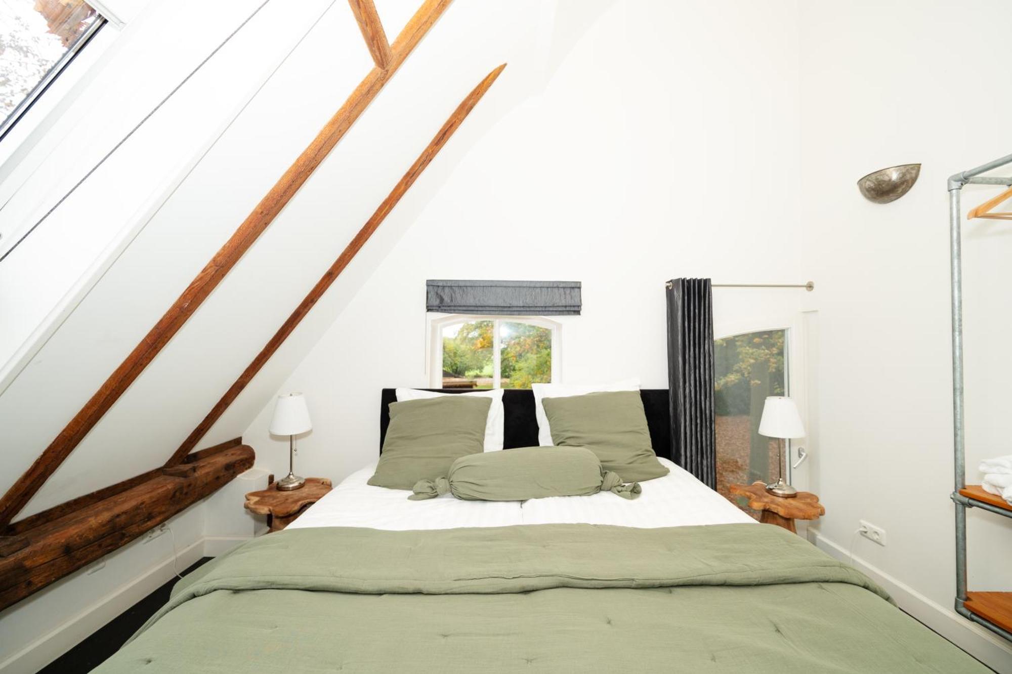 Deluxe Driepersoonskamer met Eigen Badkamer en Uitzicht op de Tuin