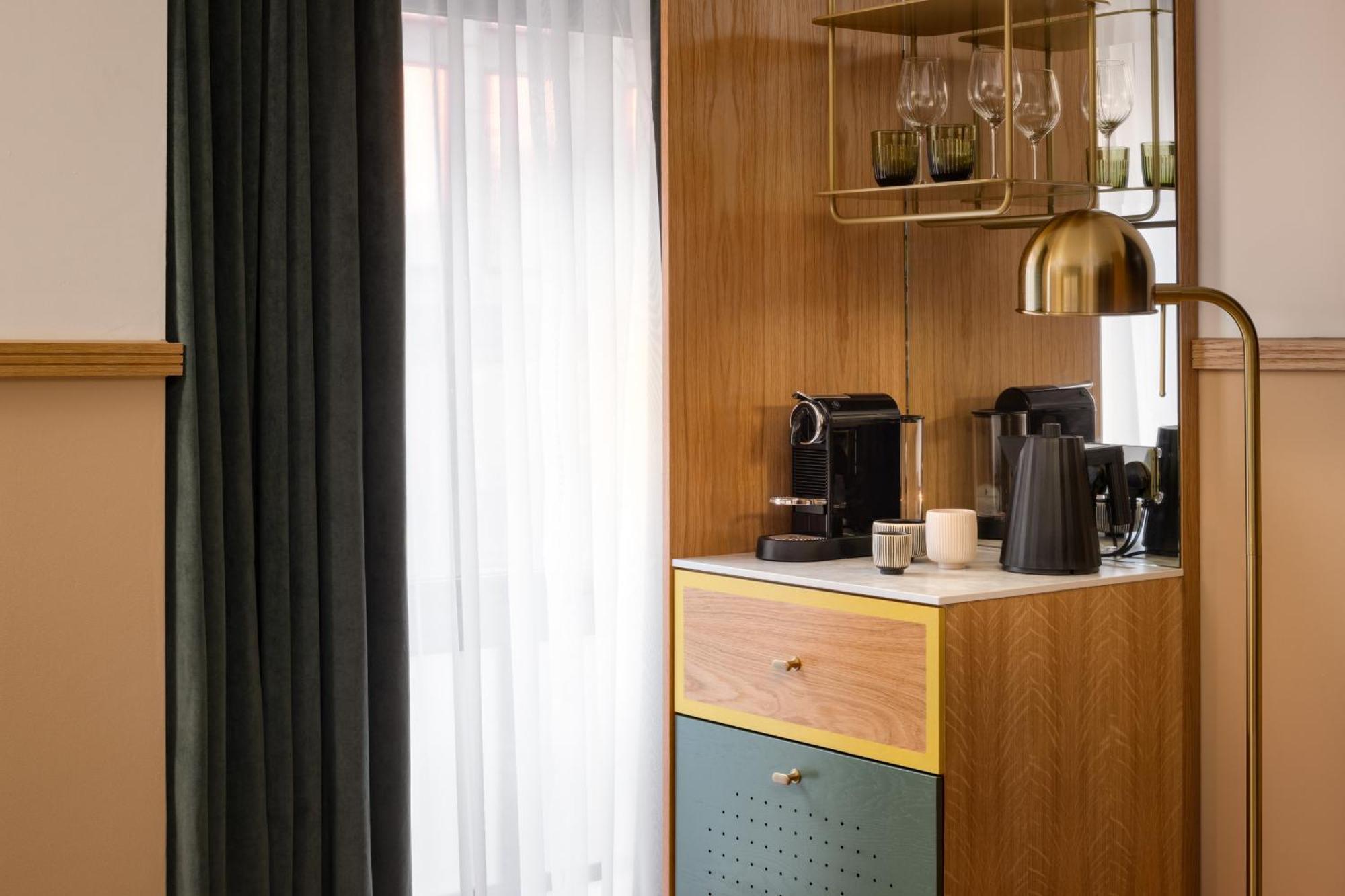 EXPLORE King complimentary minibar