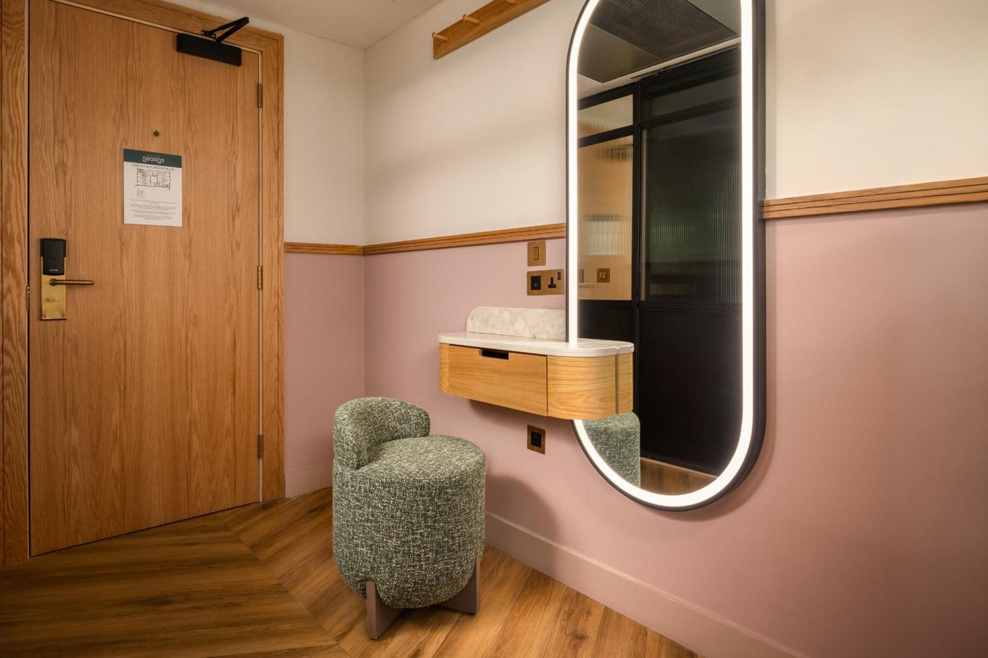 EXPLORE BALCONY King complimentary minibar