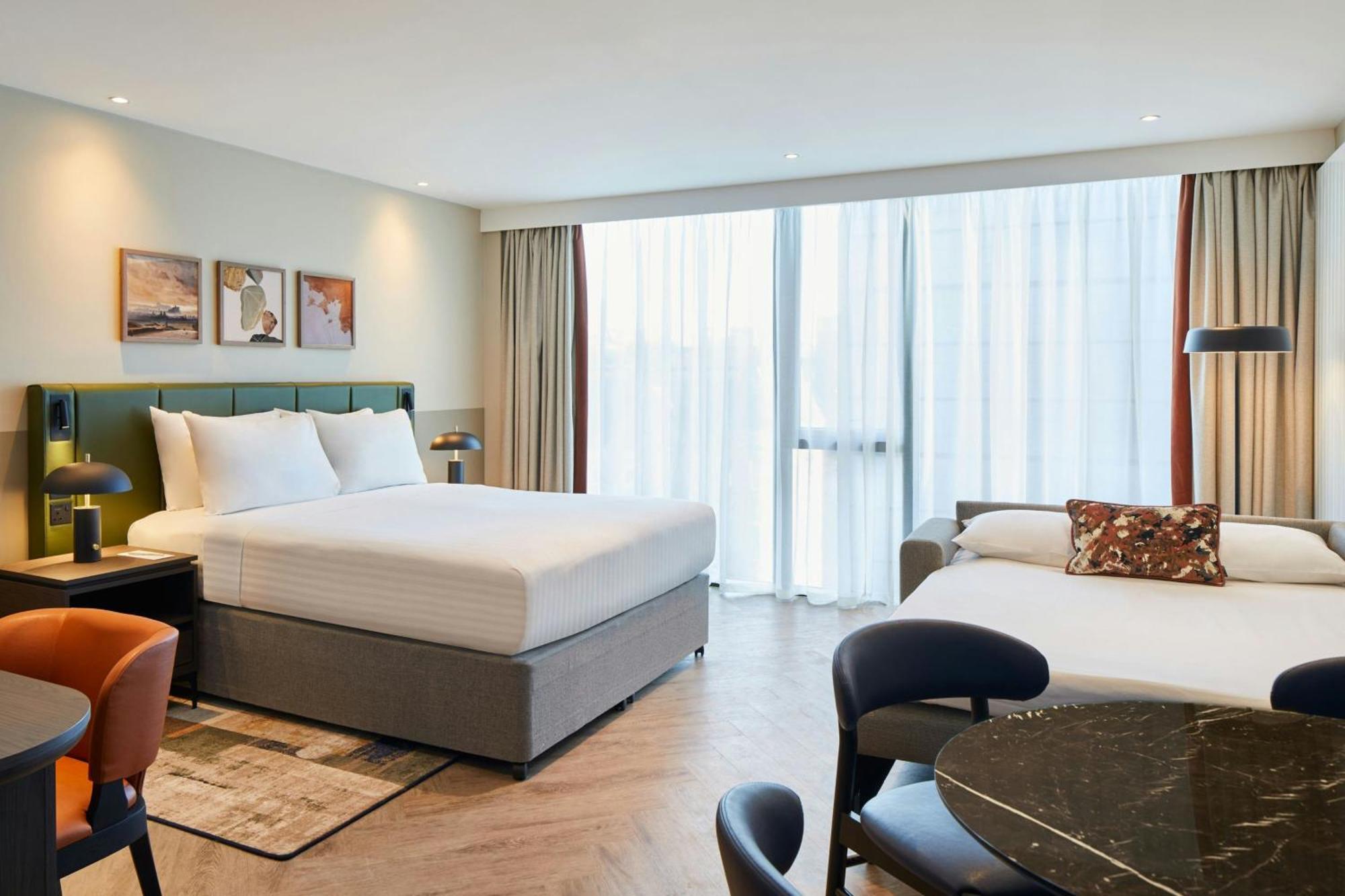Grote Studio met Queensize Bed en Slaapbank