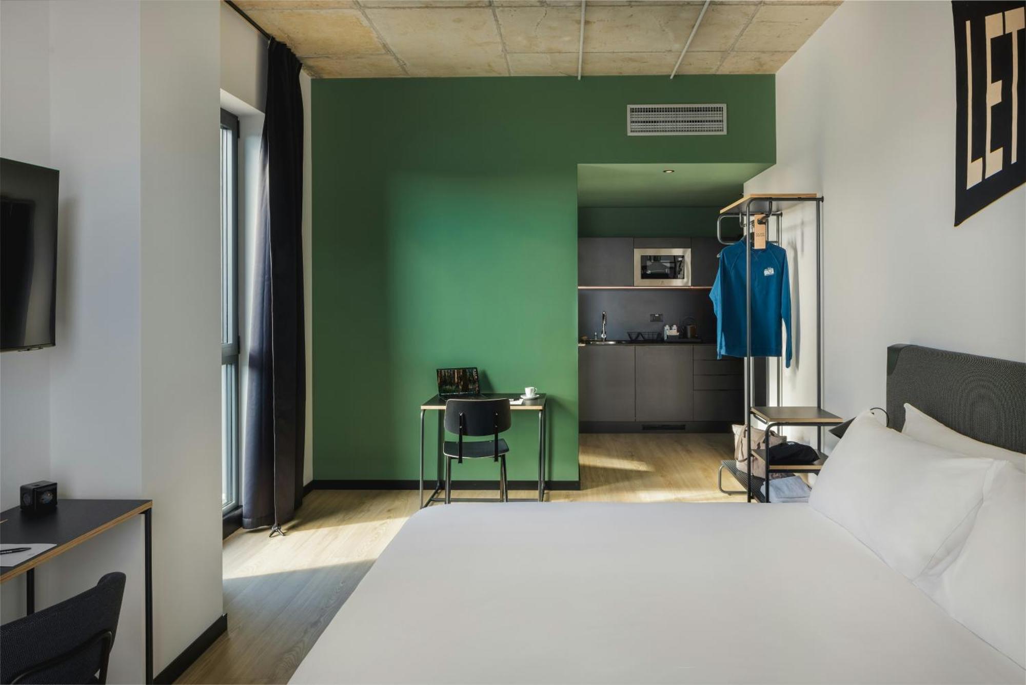 Deluxe Studio