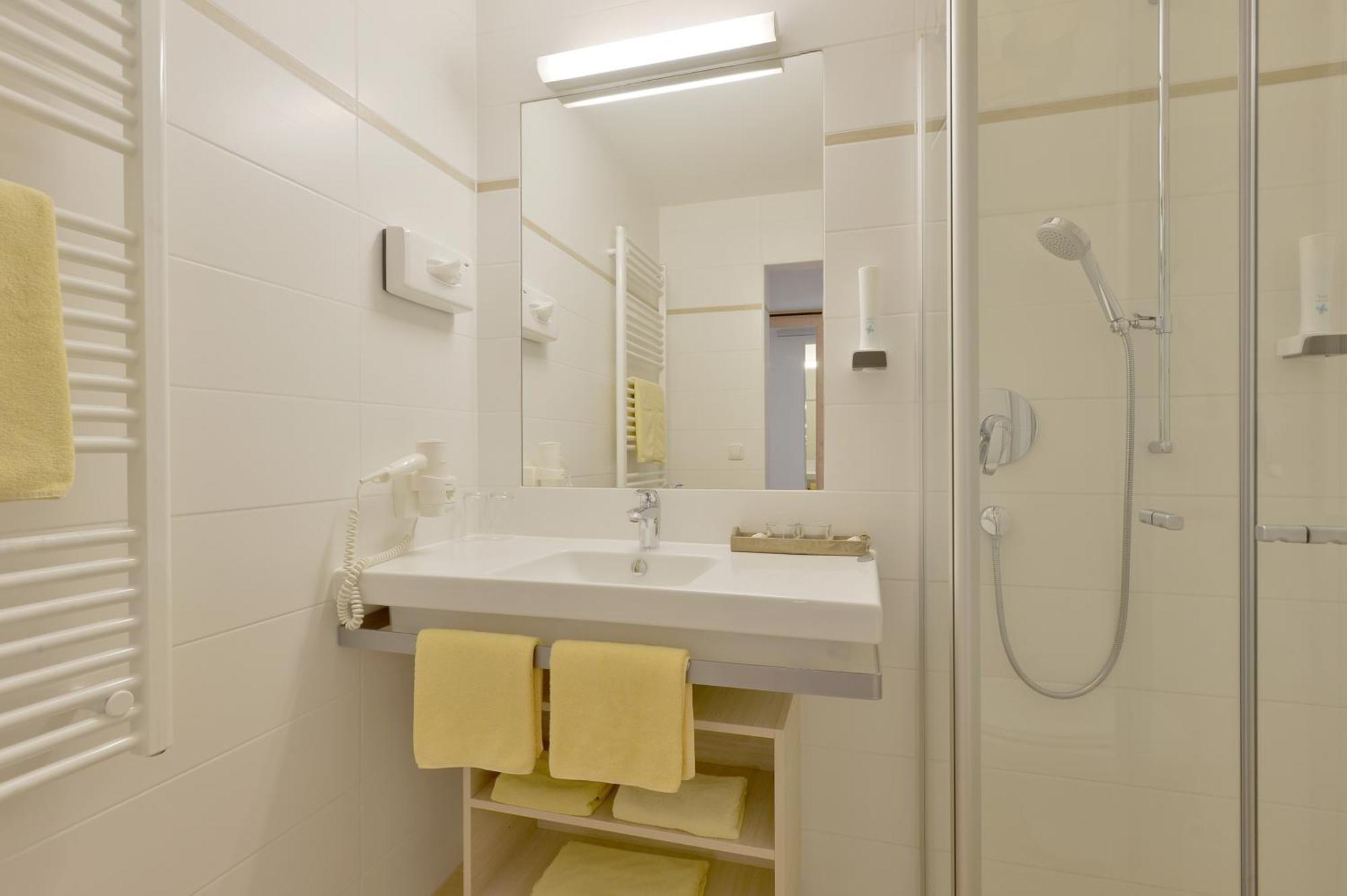 Quintuple Room