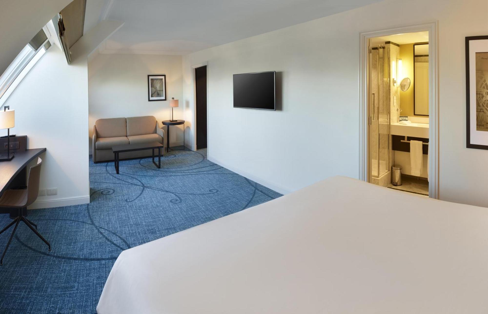 Junior King Suite Lounge Access