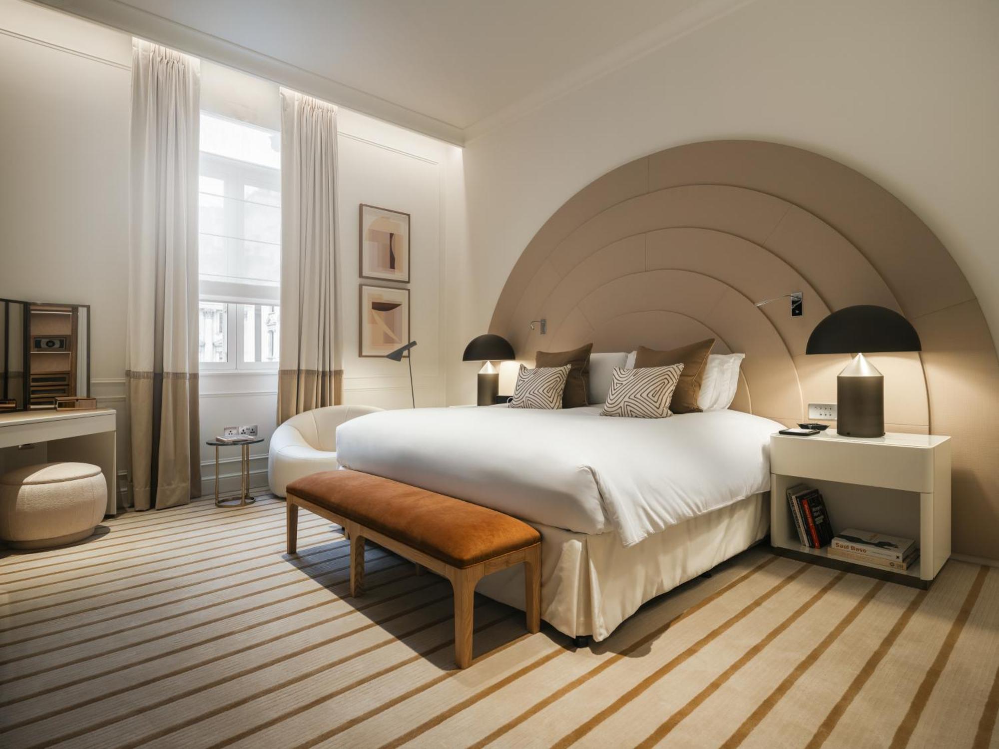Opera Suite met Kingsize Bed en Aparte Lounge- en Eetruimte - Uitzicht op Waterloo Place