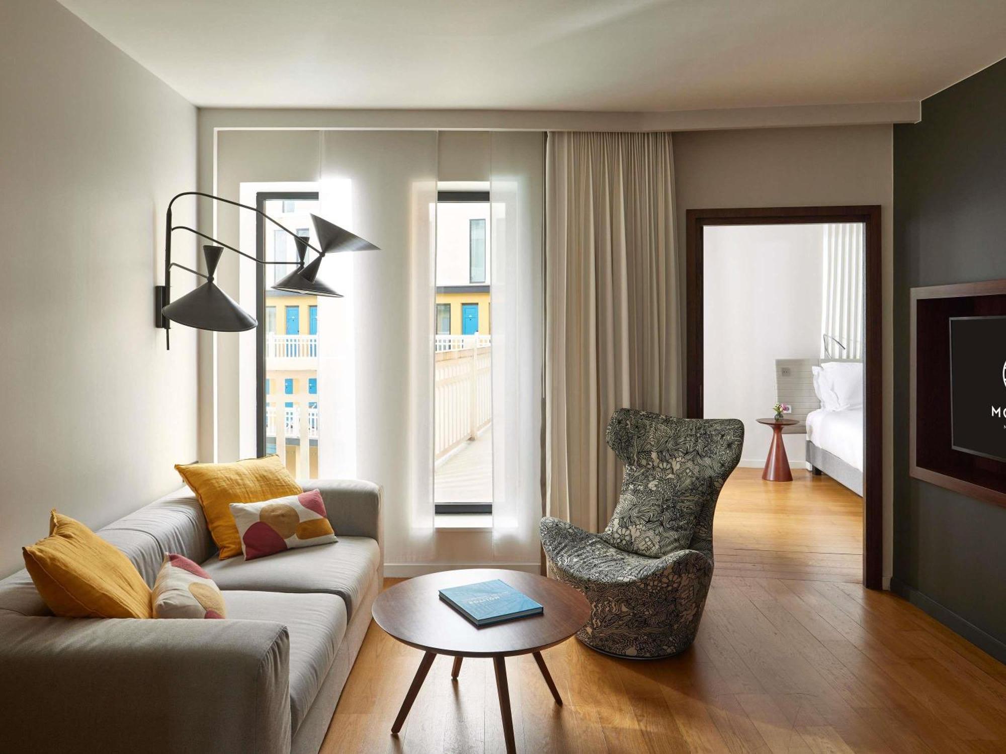 Suite met Kingsize Bed, Slaapbank en Loungeruimte - Uitzicht op het Zwembad