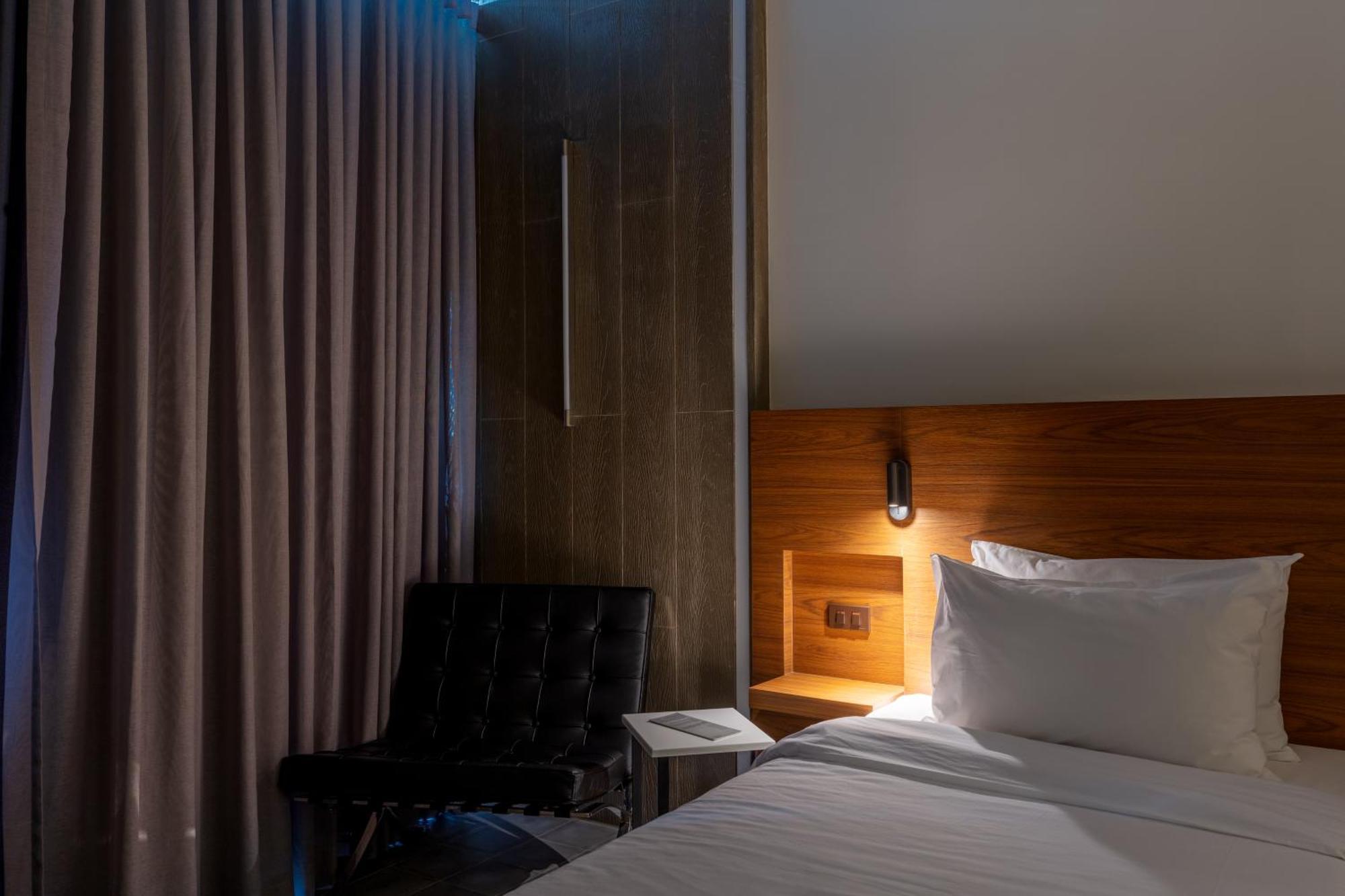 Reno Deluxe Pool View Double Bed