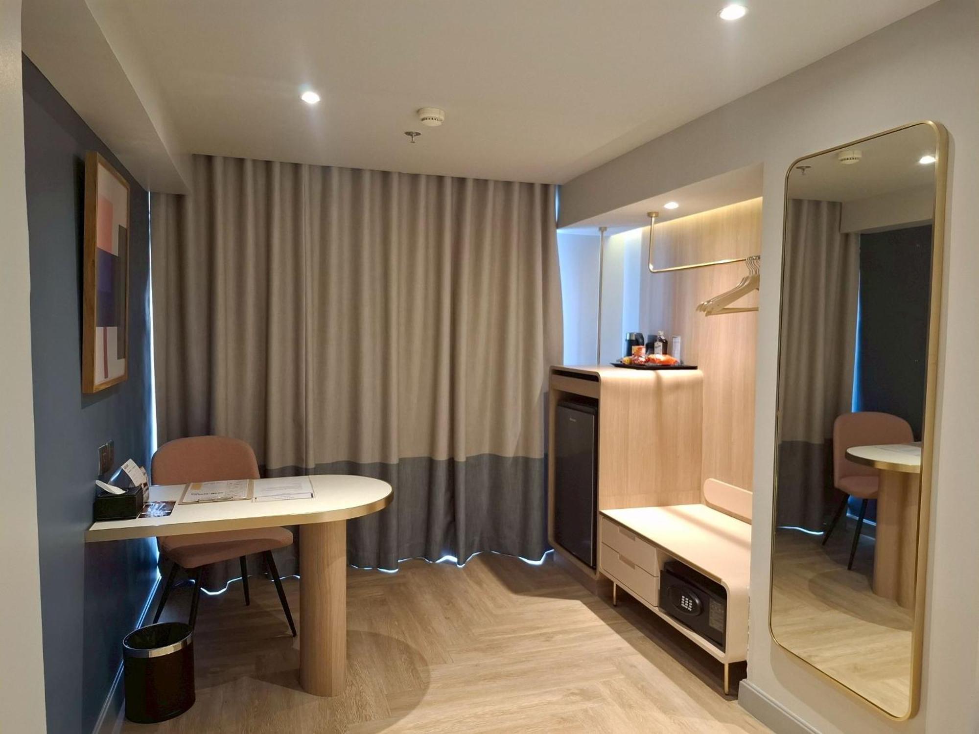 Connecting Room