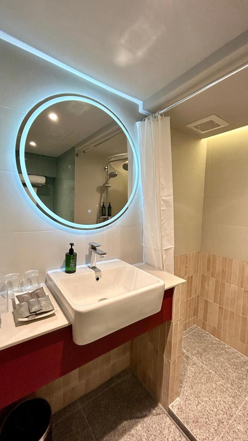 Connecting Room