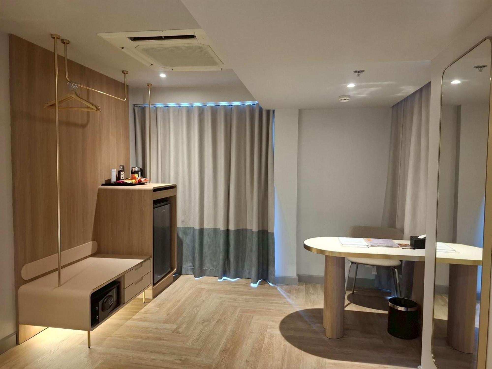 Connecting Room